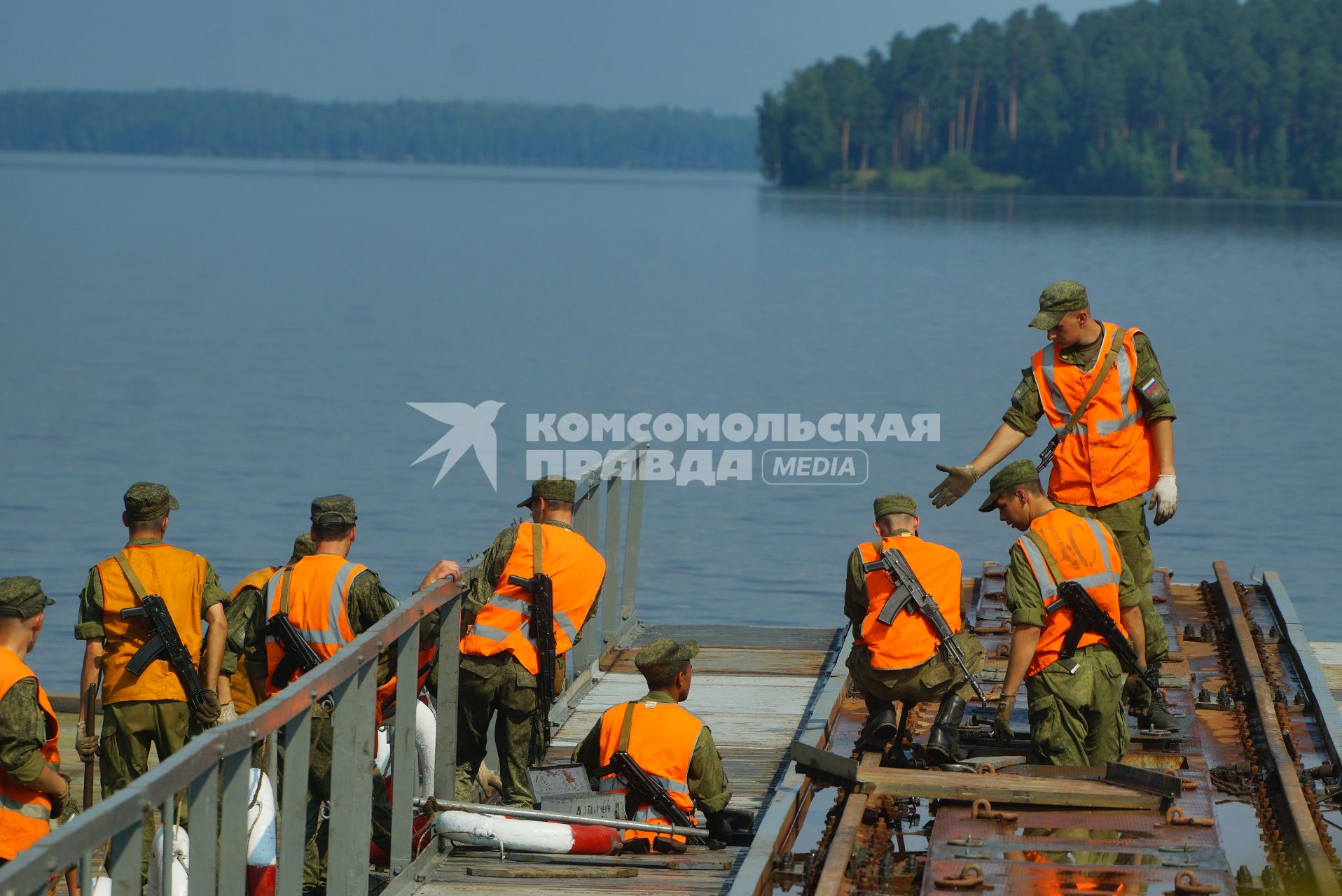 Свердловская область. Военнослужащие-железнодорожники во время тактико-специальных учений соединений железнодорожных войск ЦВО (центральный военный округ) по наведению понтонного моста