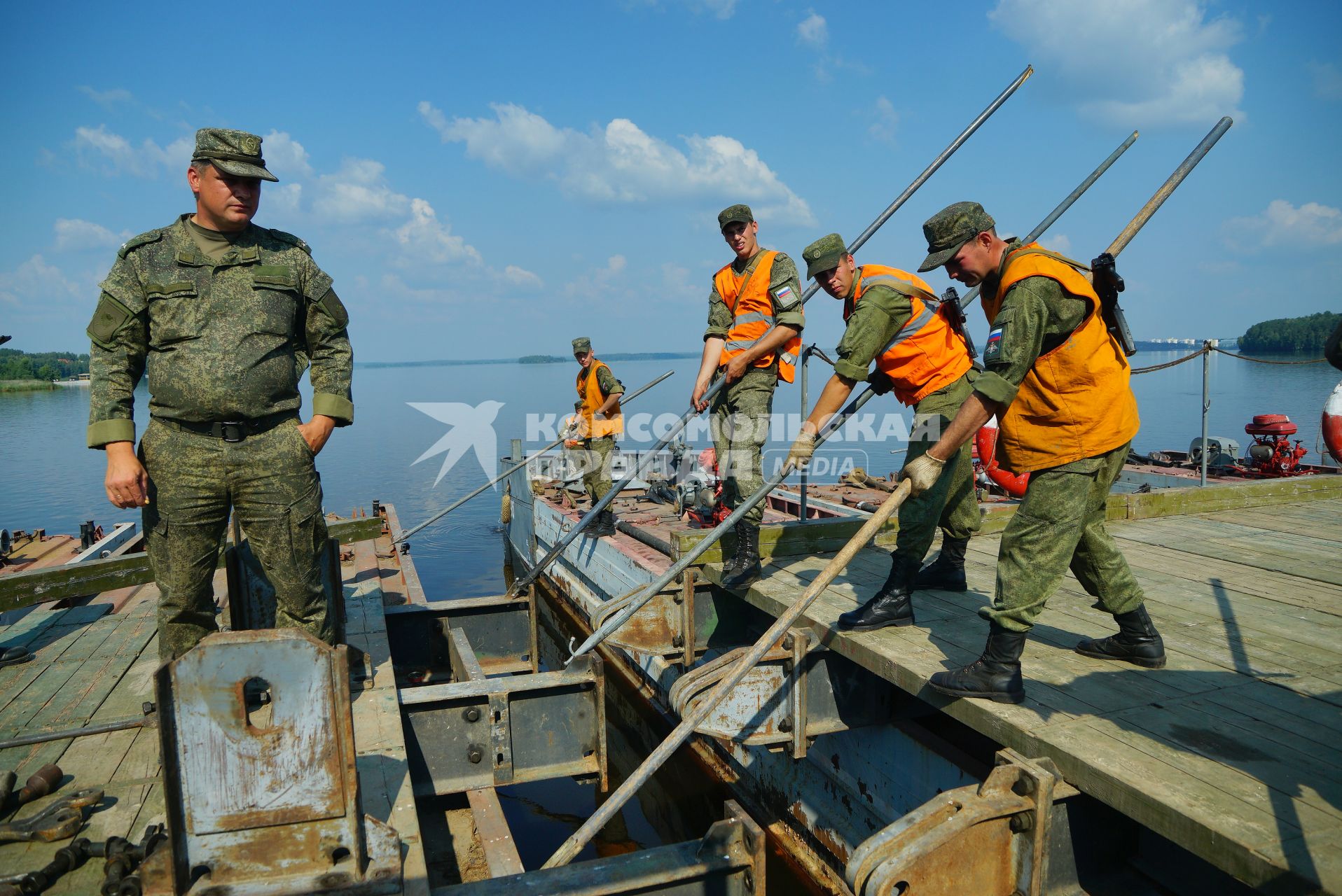 Свердловская область. Военнослужащие-железнодорожники во время тактико-специальных учений соединений железнодорожных войск ЦВО (центральный военный округ) по наведению понтонного моста