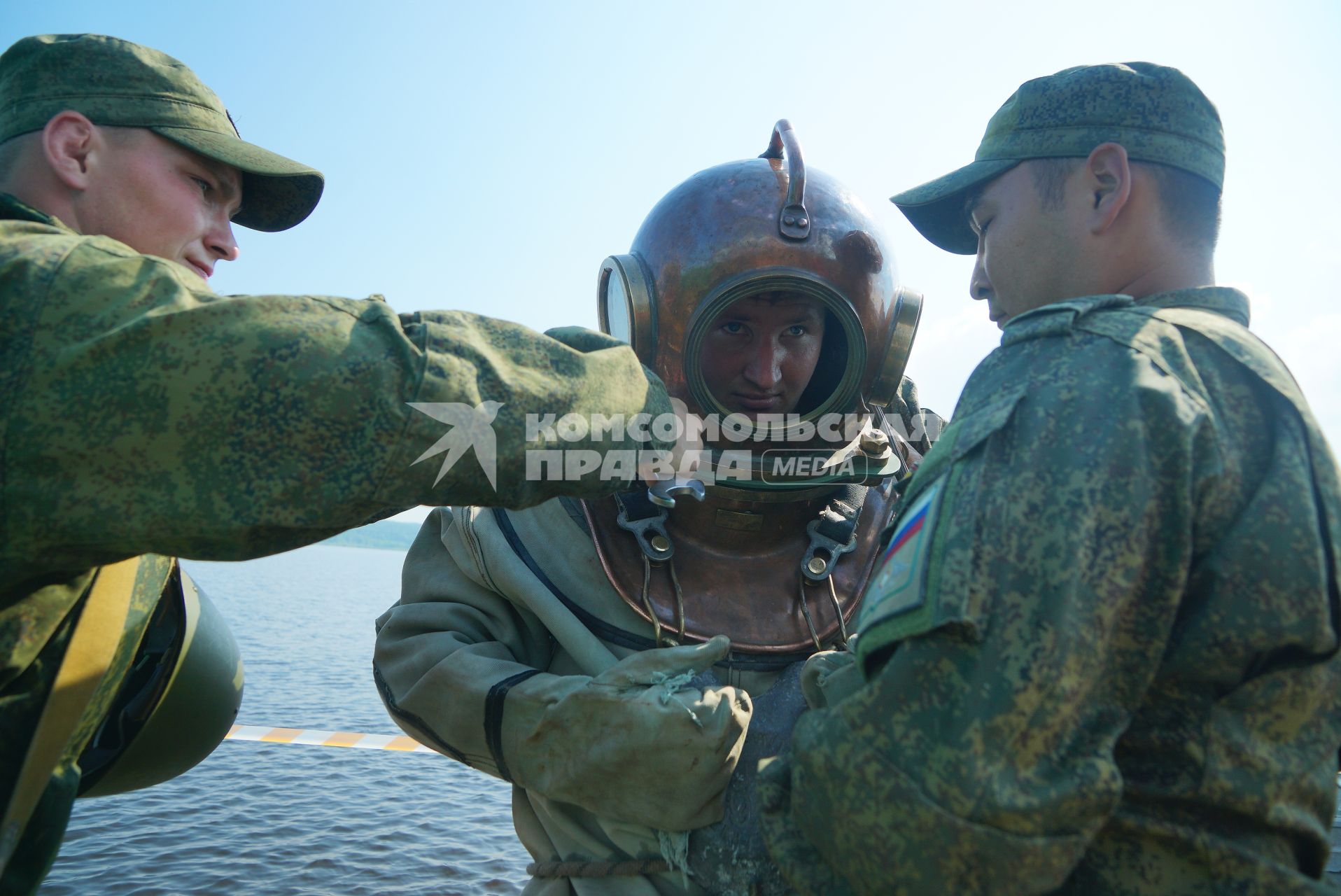 Свердловская область. Военнослужащие помогоют экипироваться водолазу во время тактико-специальных учений соединений железнодорожных войск ЦВО (центральный военный округ) по наведению понтонного моста