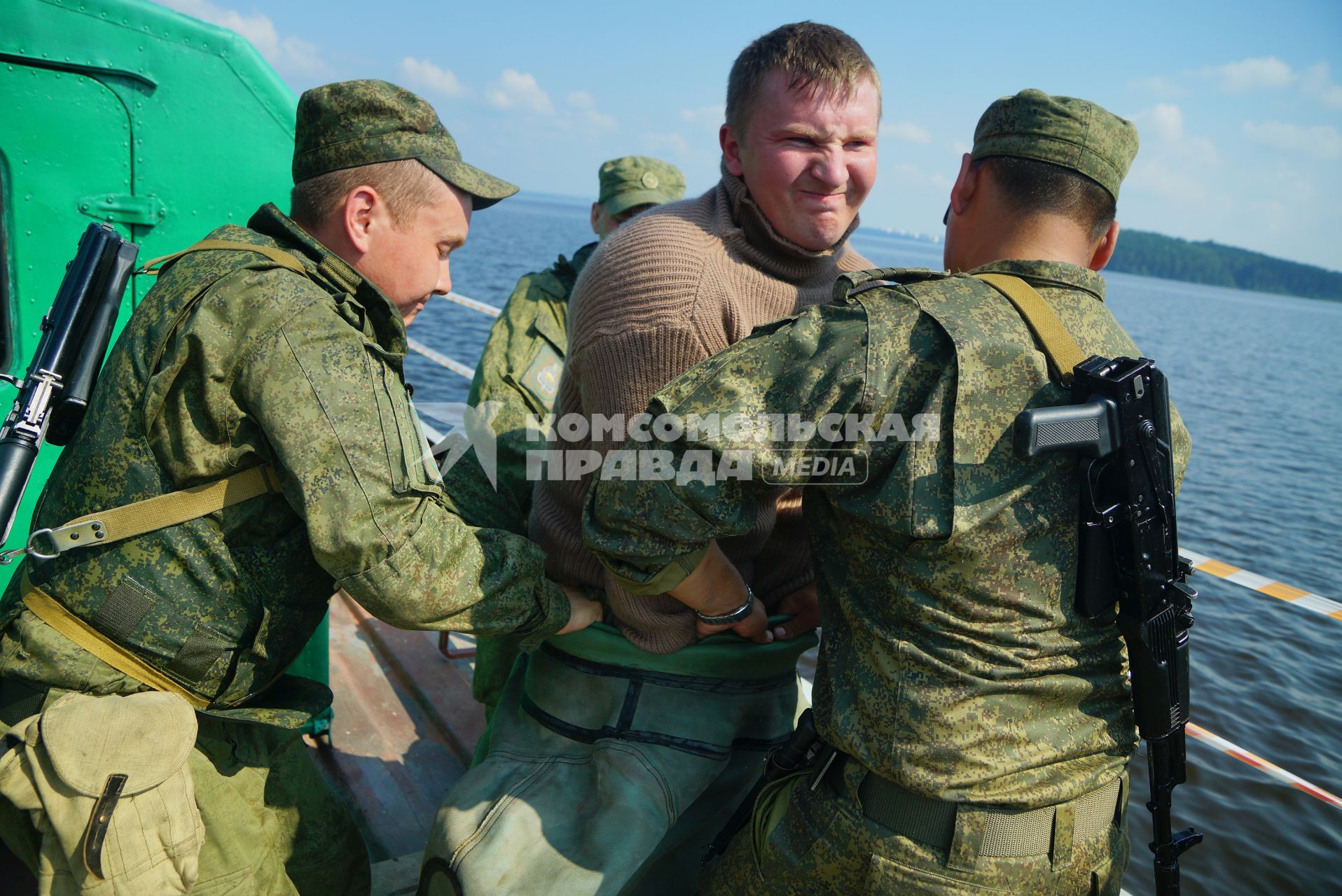 Свердловская область. Военнослужащие помогоют экипироваться водолазу во время тактико-специальных учений соединений железнодорожных войск ЦВО (центральный военный округ) по наведению понтонного моста