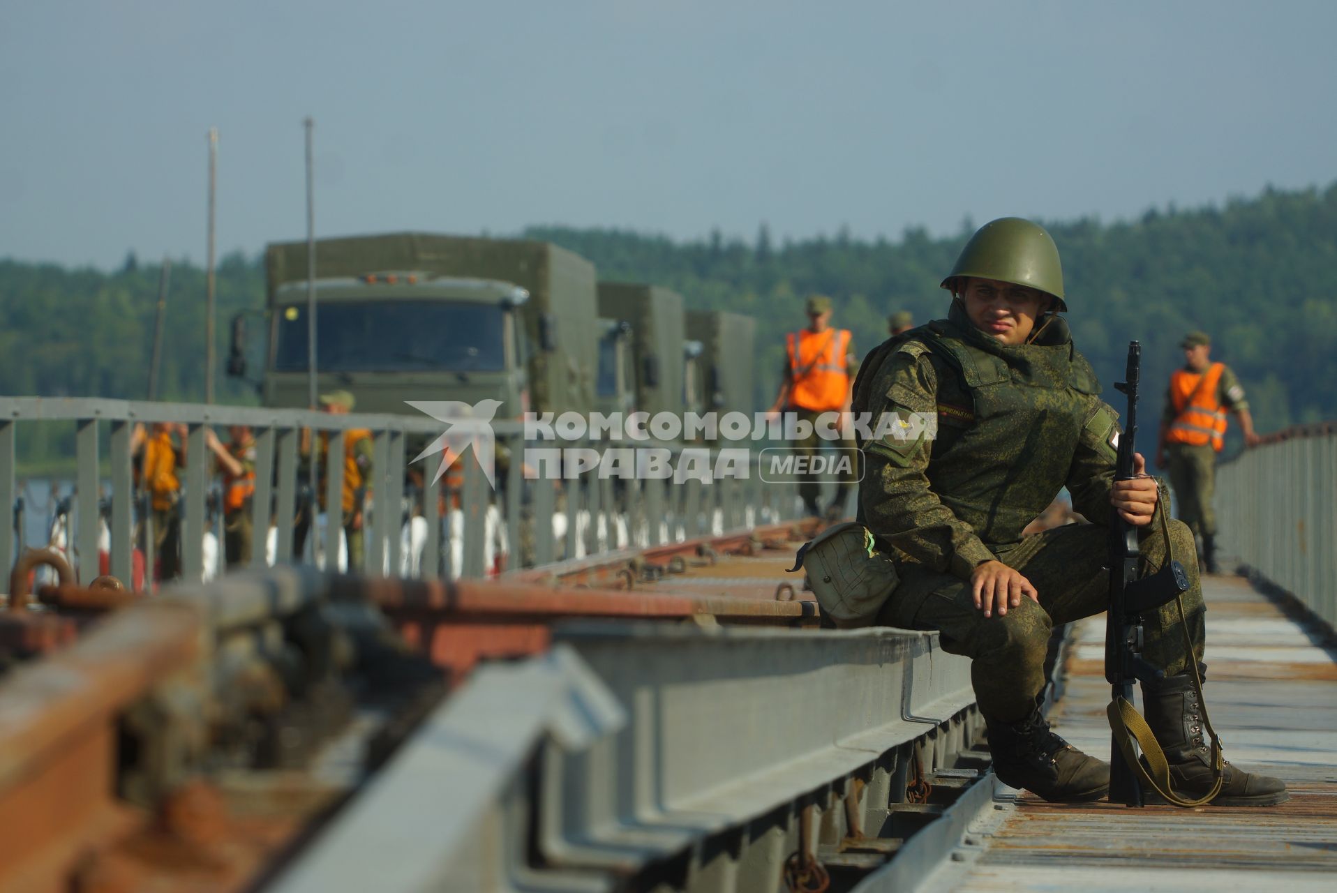 Свердловская область. Военнослужащие-железнодорожники во время тактико-специальных учений соединений железнодорожных войск ЦВО (центральный военный округ) по наведению понтонного моста