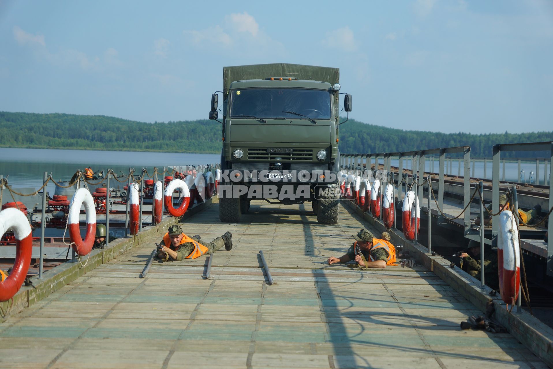 Свердловская область. Военнослужащие-железнодорожники во время тактико-специальных учений соединений железнодорожных войск ЦВО (центральный военный округ) по наведению понтонного моста и отражению атаки