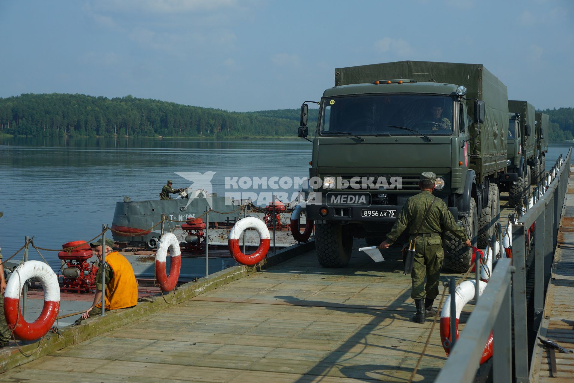 Свердловская область. Военнослужащие-железнодорожники во время тактико-специальных учений соединений железнодорожных войск ЦВО (центральный военный округ) по наведению понтонного моста