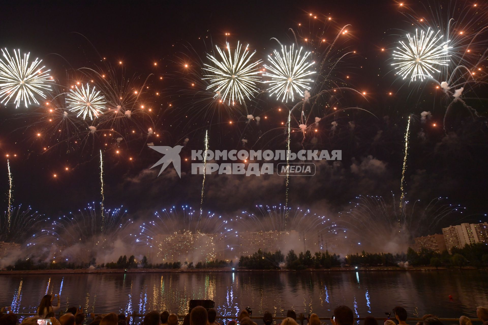 Москва. Международный фестиваль фейерверков `Ростех` в Братеевском каскадном парке.