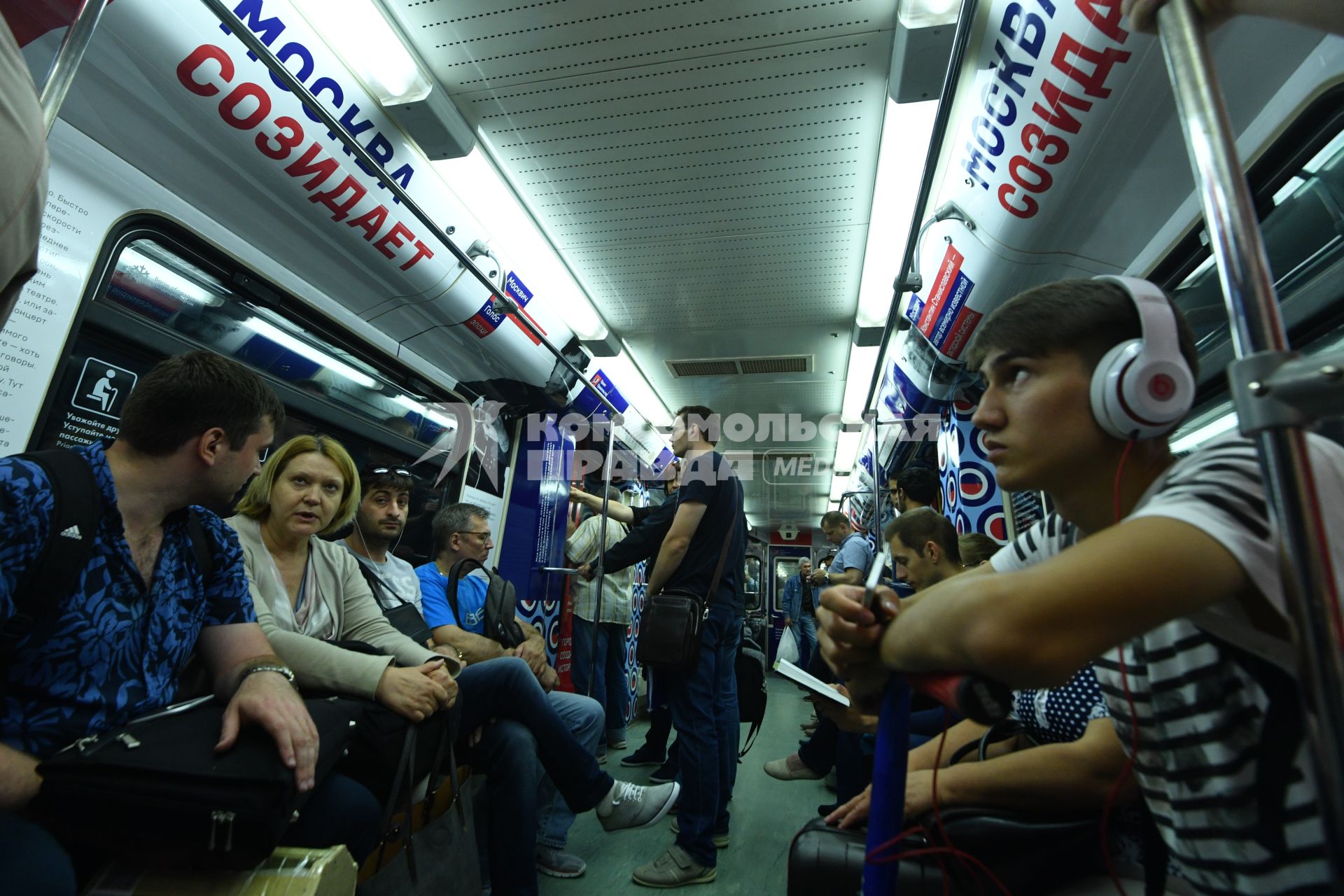 Москва. Пассажиры в вагоне тематического поезда метро `Москва-870`, запущенного в честь 870-летнего юбилея Москвы.