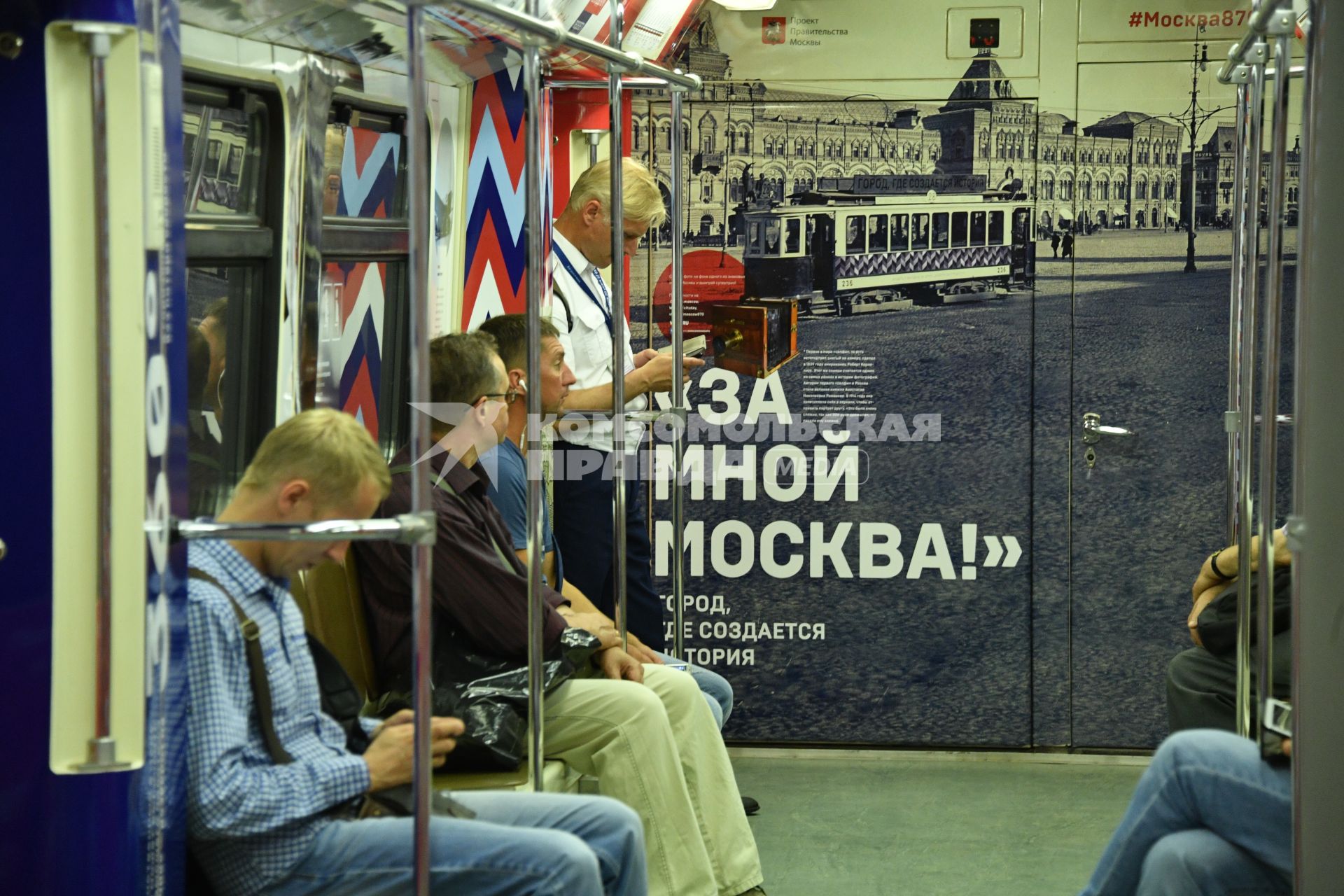 Москва. Пассажиры в вагоне тематического поезда метро `Москва-870`, запущенного в честь 870-летнего юбилея Москвы.