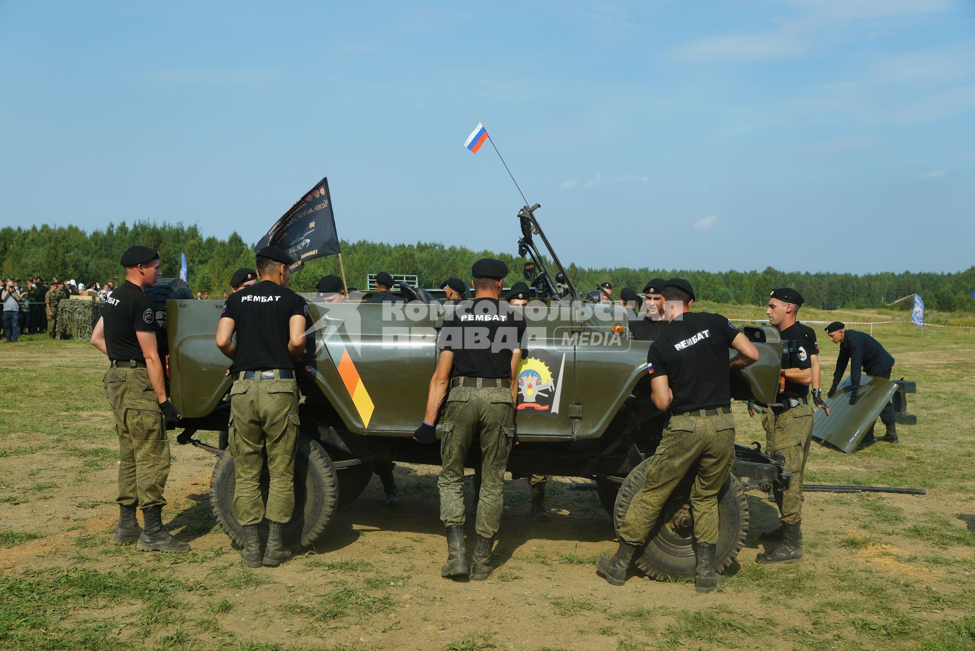 Екатеринбург. Военнослужащие ремонтного батальона (Рембат) во время полной разборки и сборки УАЗа. Выставка военной техники на Свердловском военном полигоне, во время форума \'Армия-2017\'.