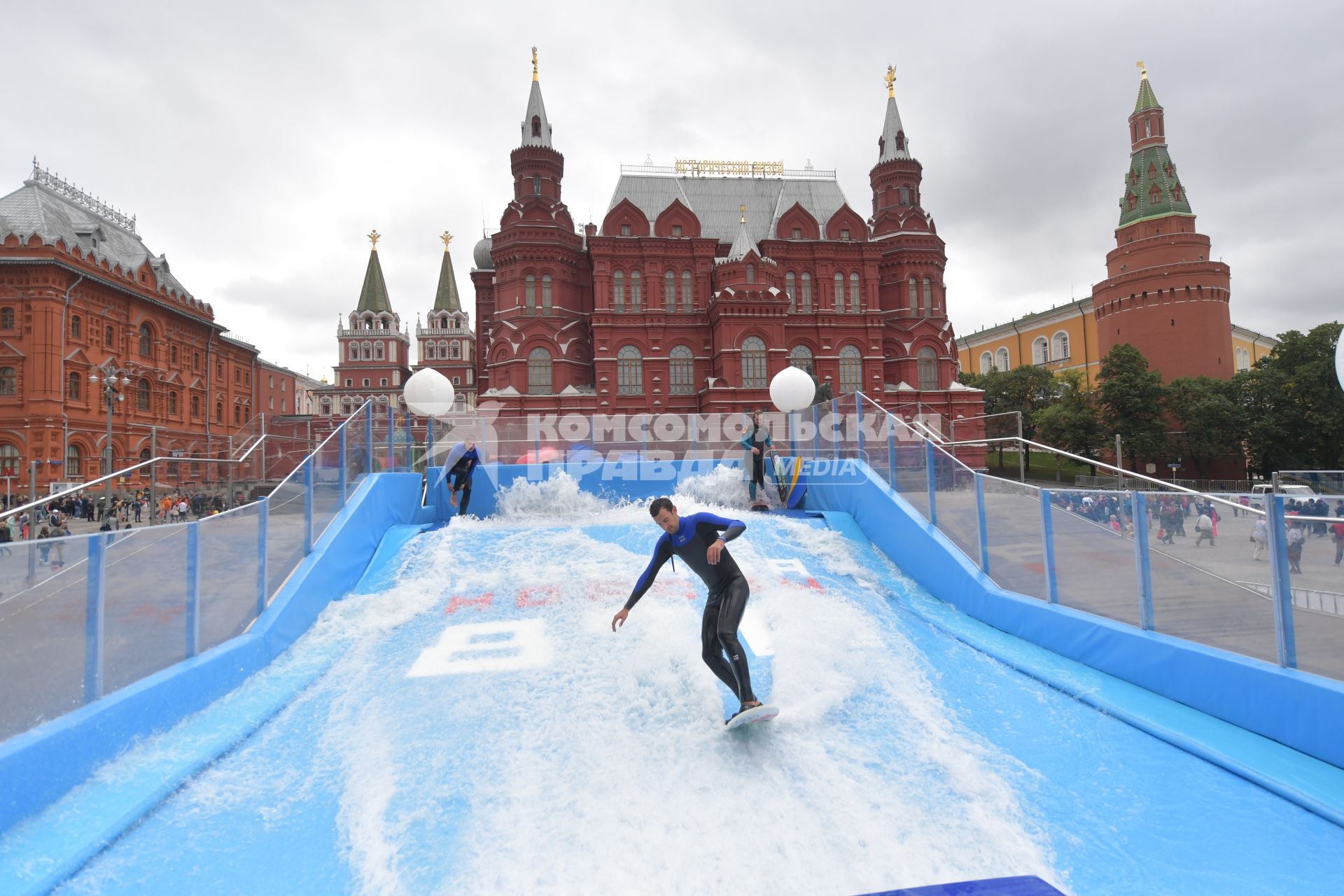 Москва. Вейкбордисты в бассейне вейк-парка на площади Революции.