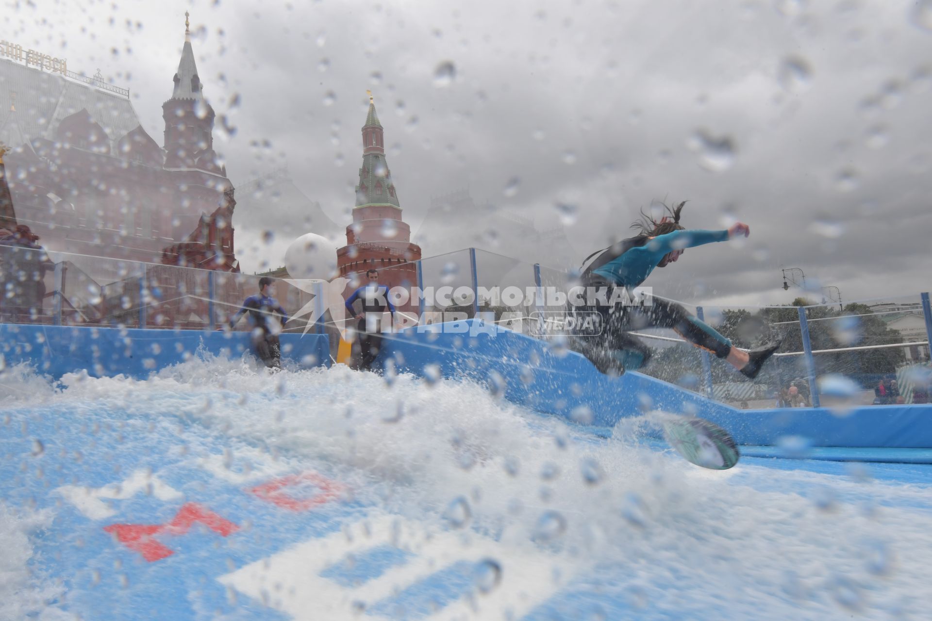 Москва. Вейкбордисты в бассейне вейк-парка на площади Революции.