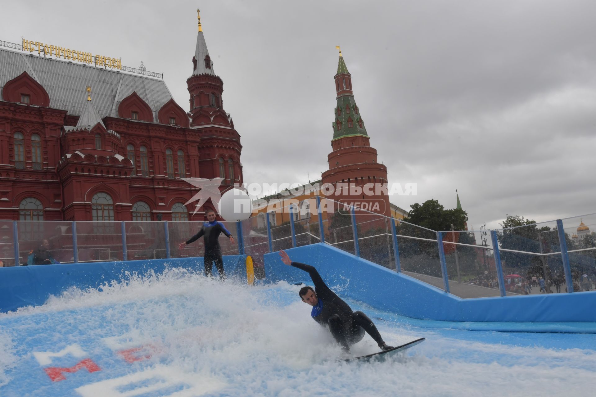 Москва. Вейкбордисты в бассейне вейк-парка на площади Революции.