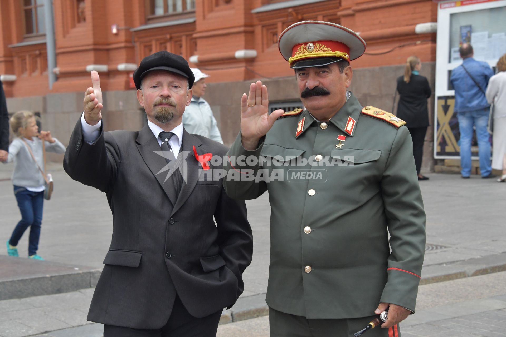 Москва.  Двойники Владимира Ленина и Иосифа Сталина (слева напраов) на площади Революции.