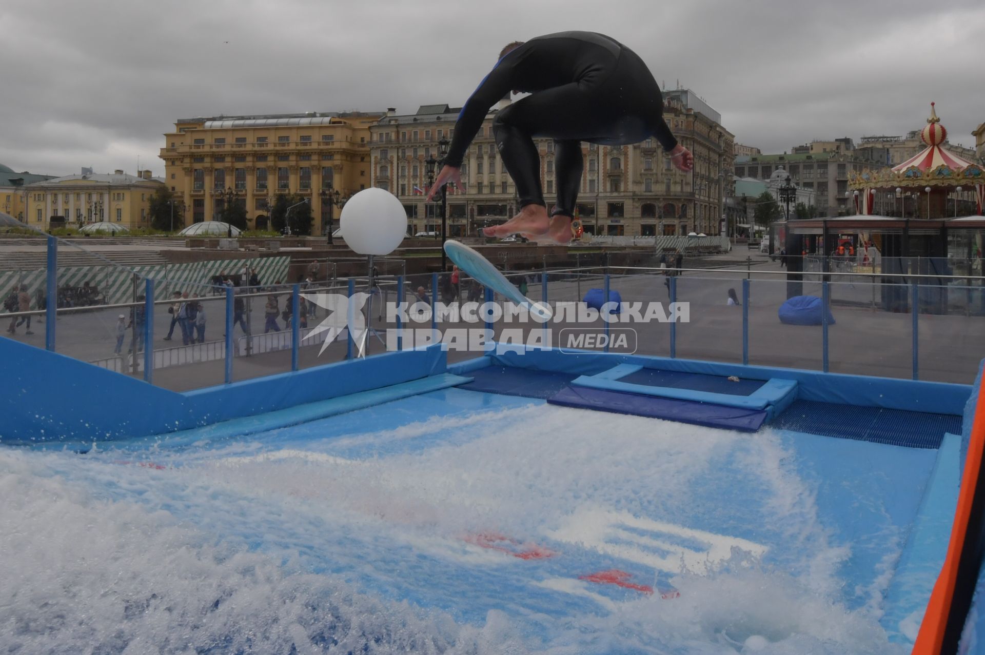 Москва. Вейкбордист в бассейне вейк-парка на площади Революции.