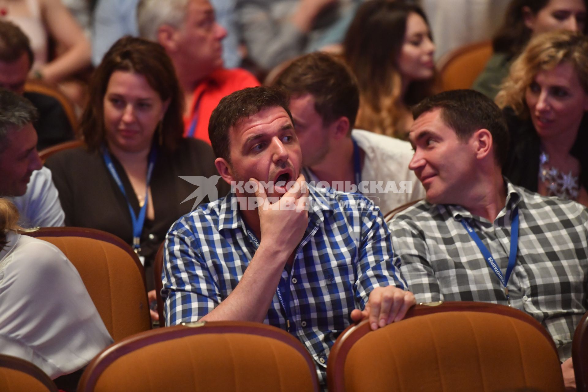 Сочи.  Актер Максим Виторган (в центре) перед премьерой фильма `Заложники` режиссера Р. Гигинеишвили в рамках XXVIII открытого российского кинофестиваля `Кинотавр`.