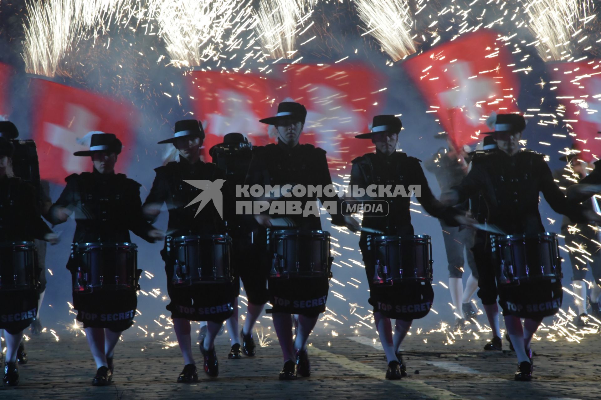 Москва.   Барабанщики Top Secret Drum Corps  из Швейцарии на торжественной церемонии открытия X Международного военно-музыкального фестиваля  `Спасская башня`.