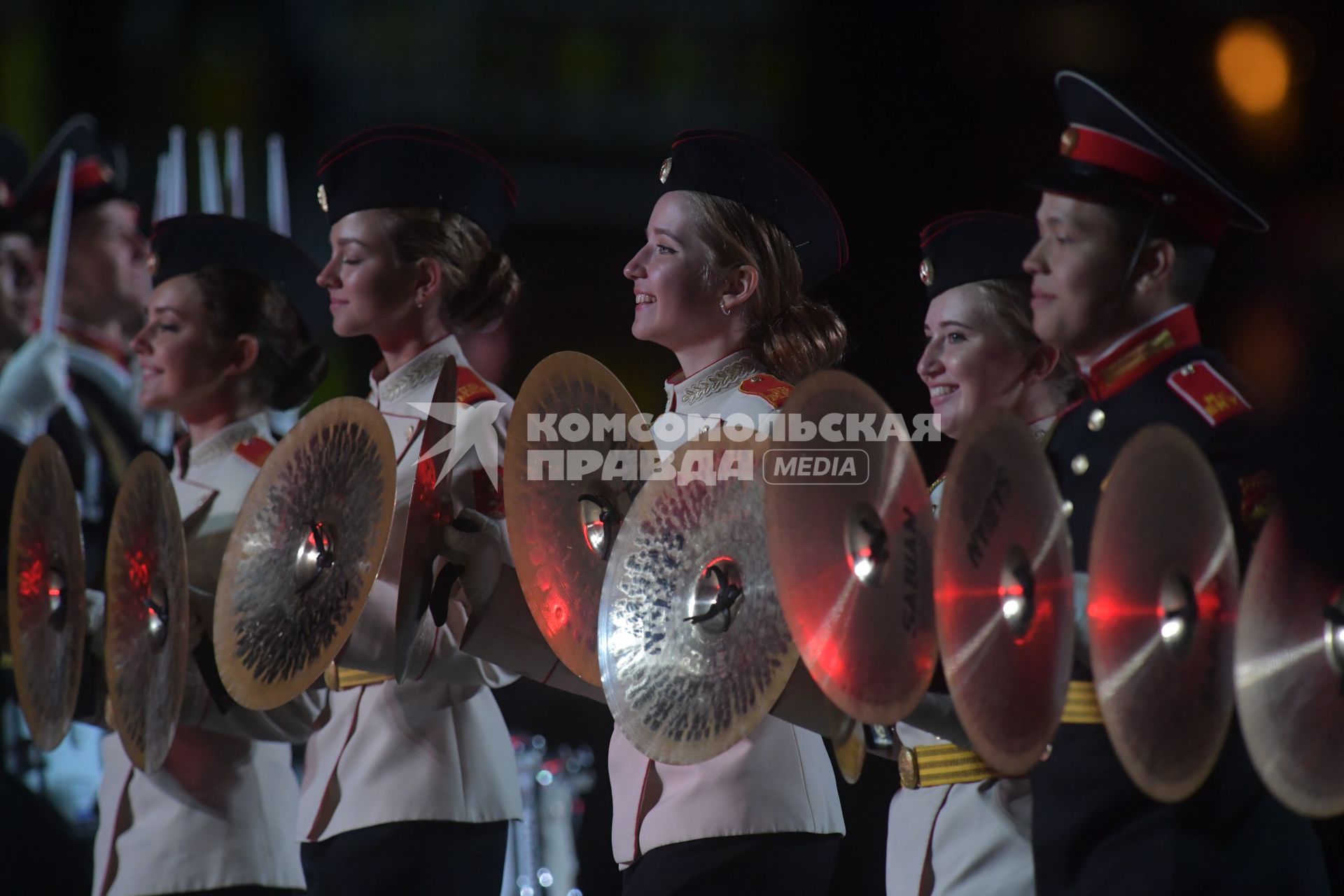 Москва.   Торжественная церемония открытия  X Международного военно-музыкального фестиваля  `Спасская башня`.