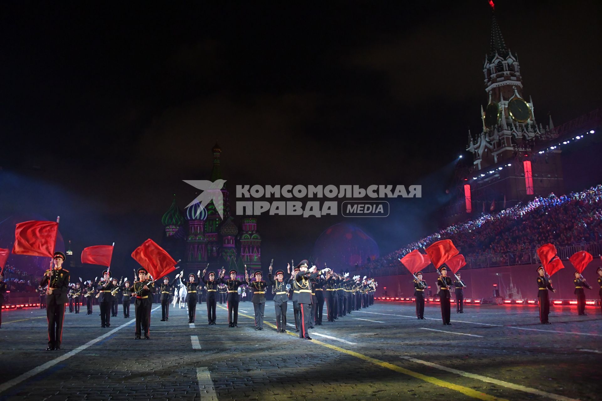 Москва.   Торжественная церемония открытия  X Международного военно-музыкального фестиваля  `Спасская башня`.