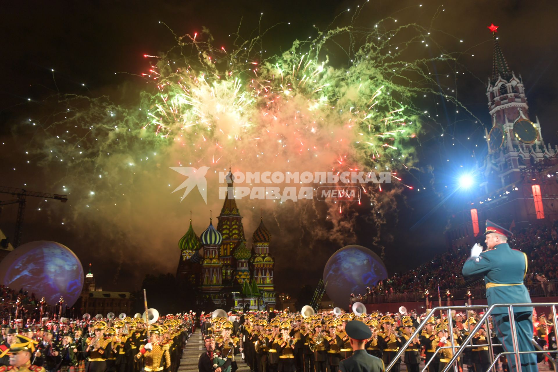 Москва.  Торжественная церемония  открытия X Международного военно-музыкального фестиваля  `Спасская башня`.