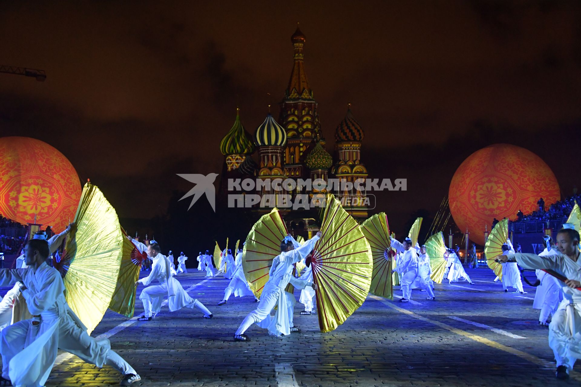 Москва.  Даосские монахи  из Уданшаня на торжественной церемонии открытия X Международного военно-музыкального фестиваля  `Спасская башня`.