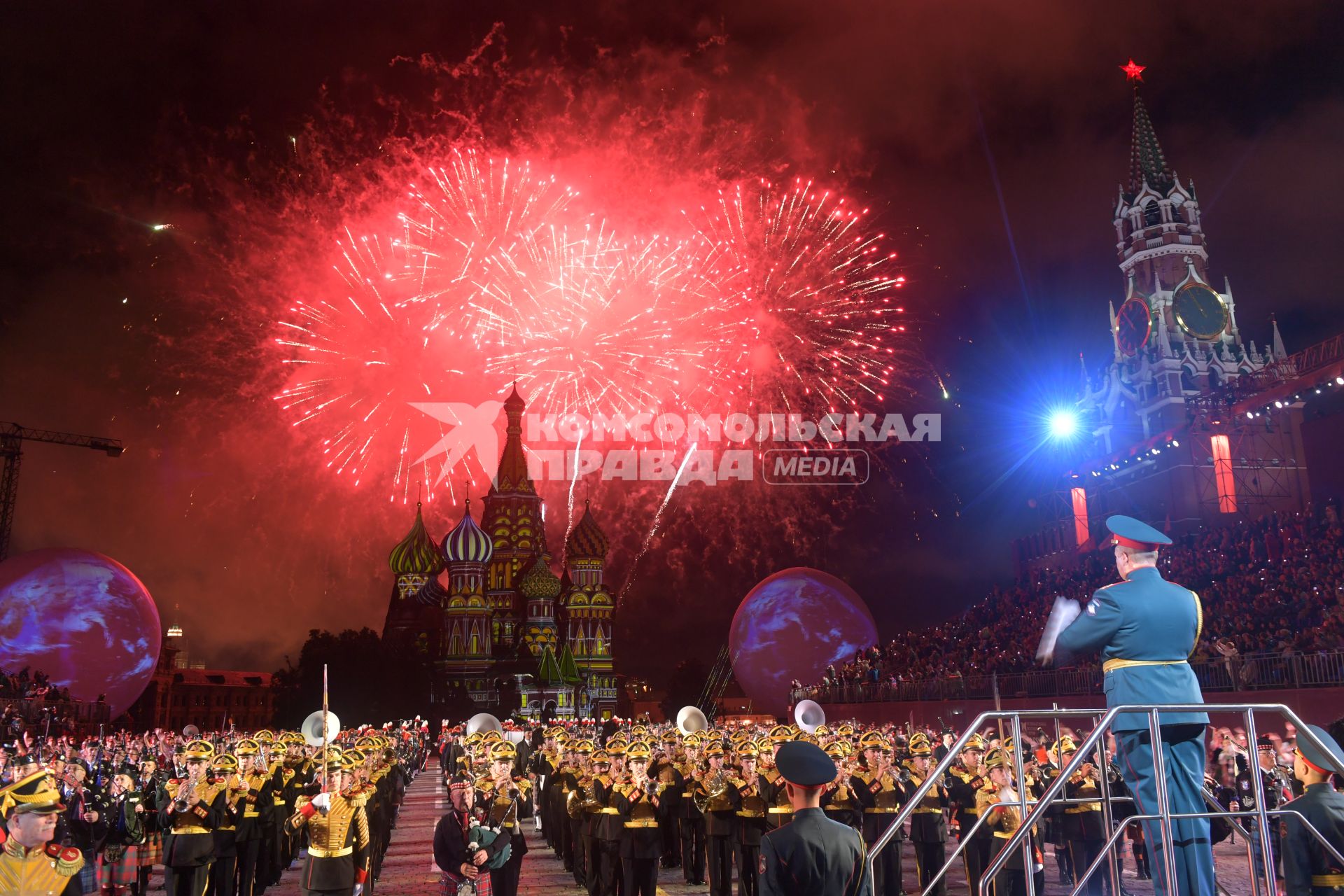 Москва.  Торжественная церемония  открытия X Международного военно-музыкального фестиваля  `Спасская башня`.