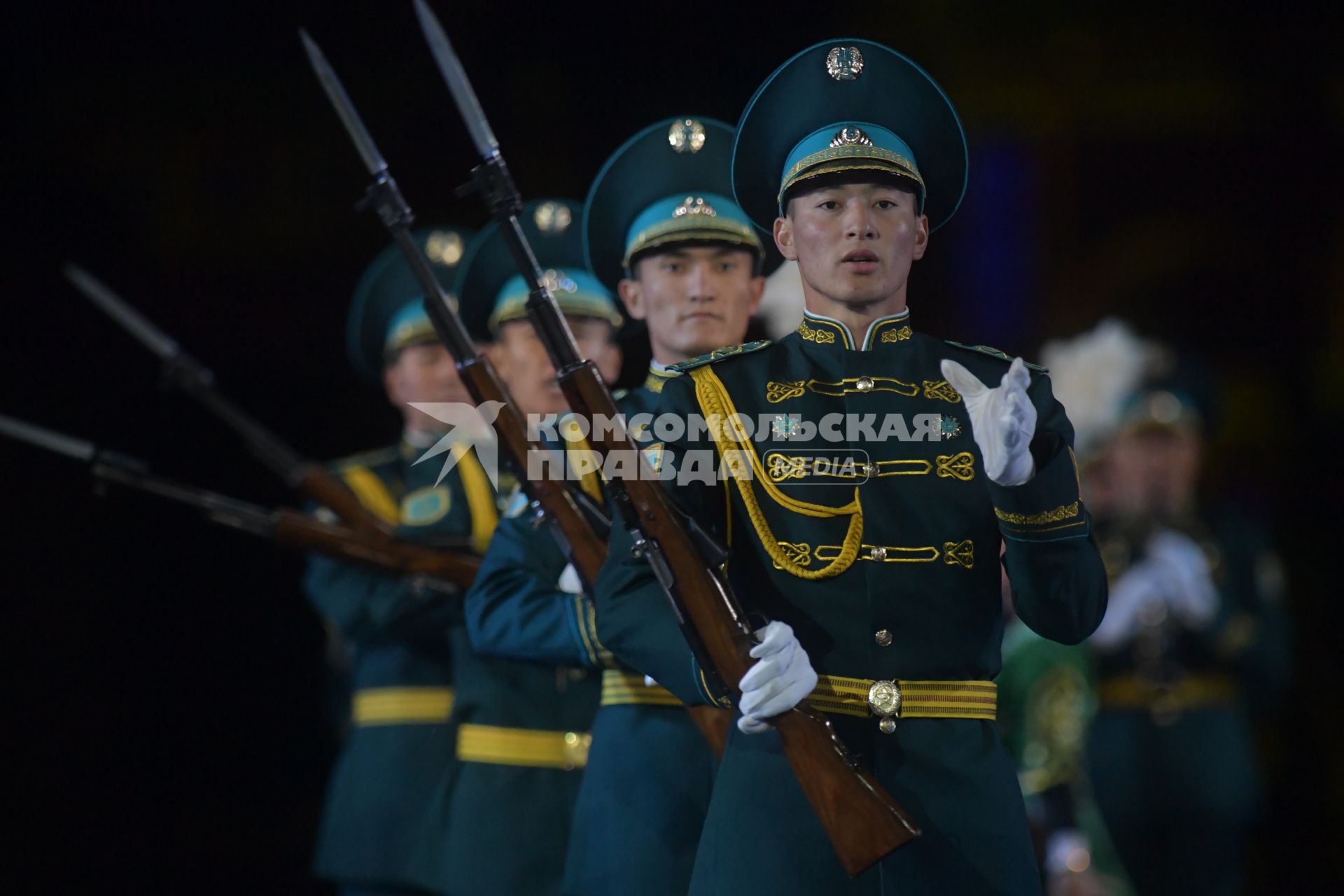 Москва.   Рота почетного караула Президентского полка `Айбын` из Казахстана на торжественной церемонии открытия X Международного военно-музыкального фестиваля  `Спасская башня`.