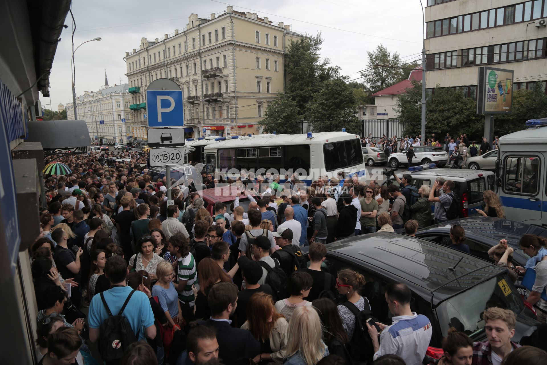 Москва.  Люди  у Басманного суда во время рассмотрения ходатайства об избрании меры пресечения руководителю театра `Гоголь-центра`  Кириллу Серебренникову, обвиняемому в мошенничестве в особо крупном размере.