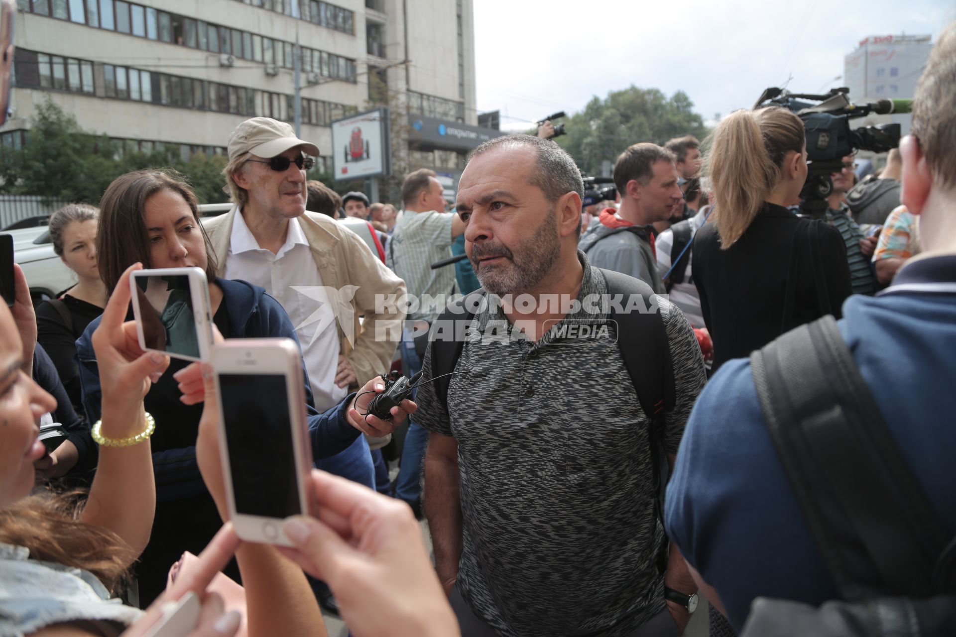 Москва.  Публицист, телеведущий Виктор Шендерович (в центре)  у Басманного суда во время рассмотрения ходатайства об избрании меры пресечения руководителю театра `Гоголь-центра`  Кириллу Серебренникову, обвиняемому в мошенничестве в особо крупном размере.