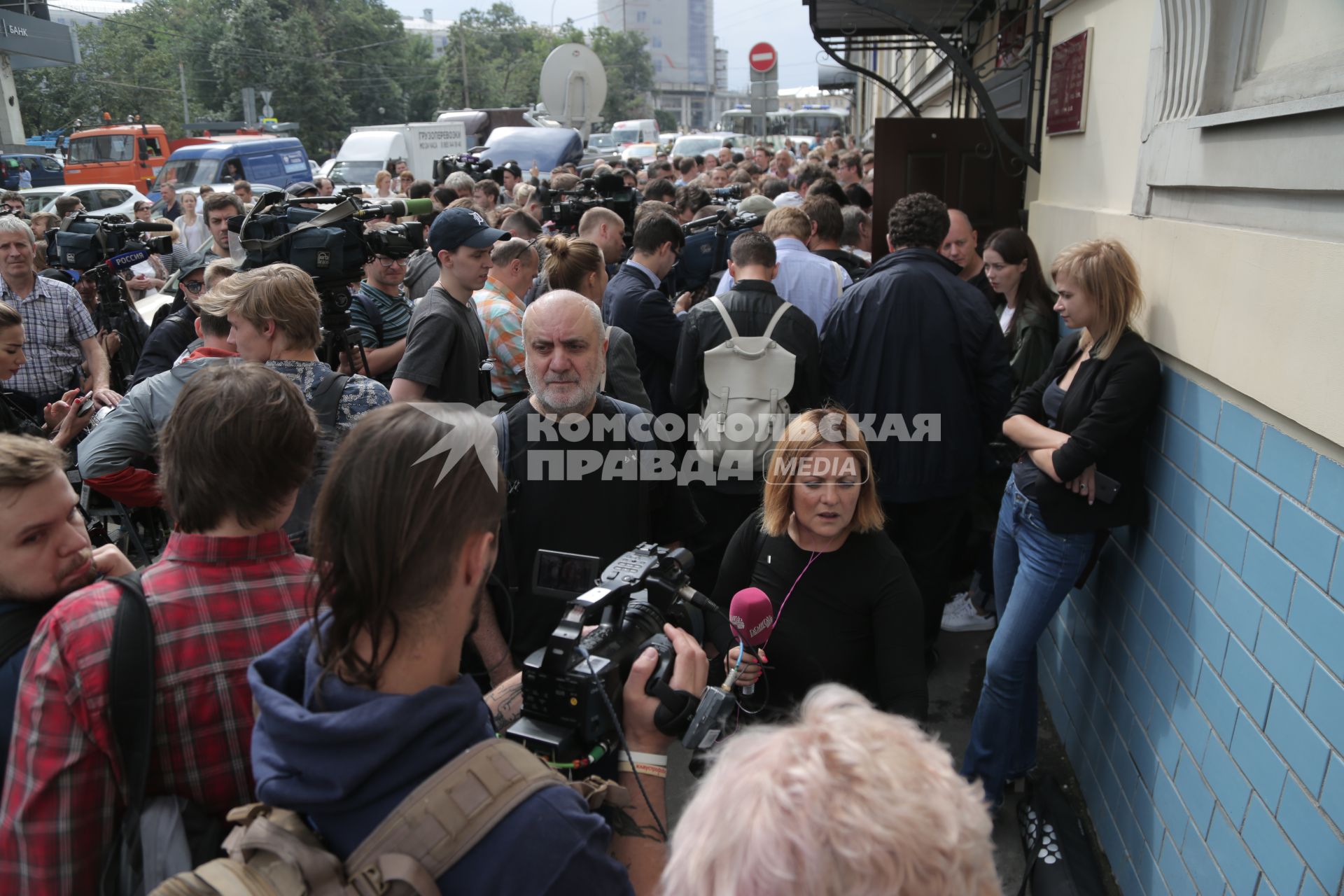 Москва.  Режиссер Владимир Мирзоев (в центре) у Басманного суда во время рассмотрения ходатайства об избрании меры пресечения руководителю театра `Гоголь-центра`  Кириллу Серебренникову, обвиняемому в мошенничестве в особо крупном размере.