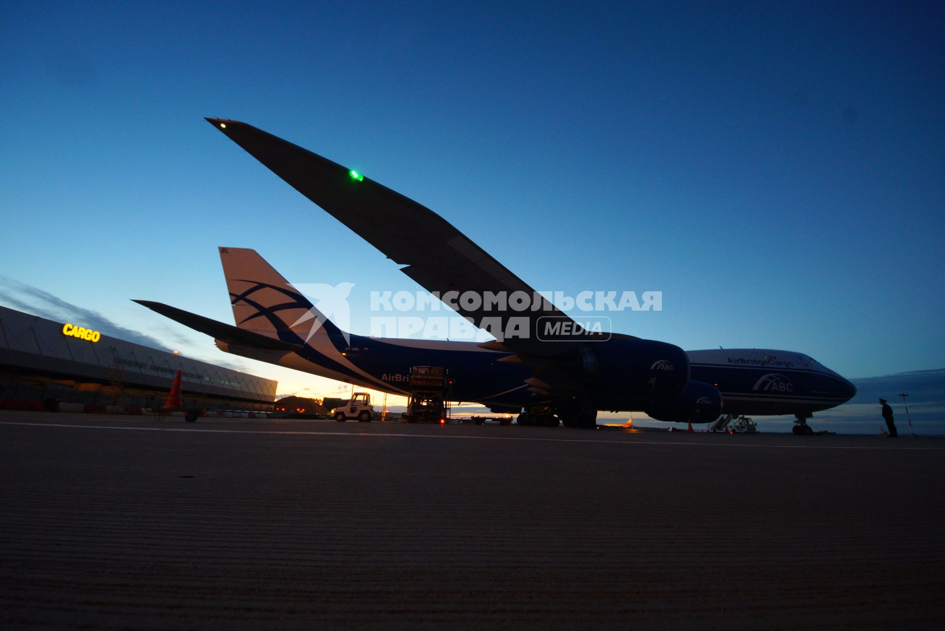 Екатеринбург. Разгрузка самолета грузовой авиакомпании \'AirBridgeCargo\' с сборной партией цветов весом 40 тонн к 1 сентября. Аэропорт \'Кольцово\'