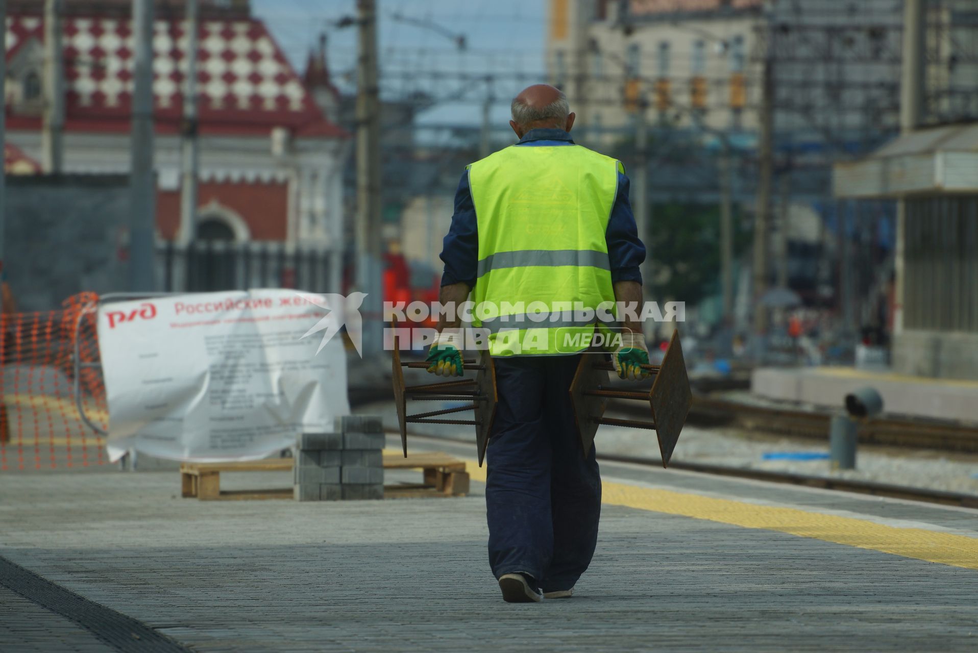 Екатеринбург. Рабочий железнодорожного вокзала.