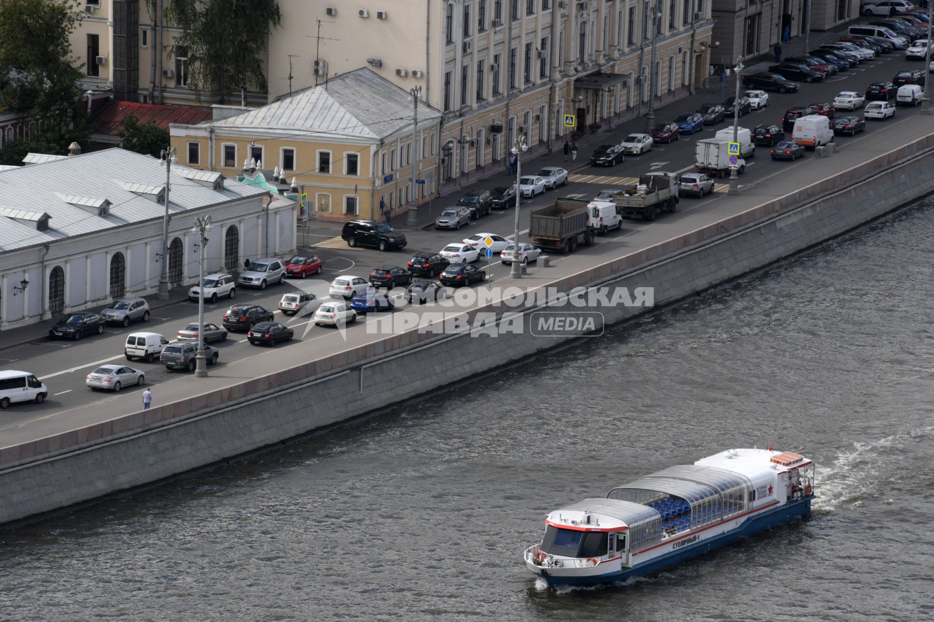 Москва.   Прогулочный катер на Москва-реке.