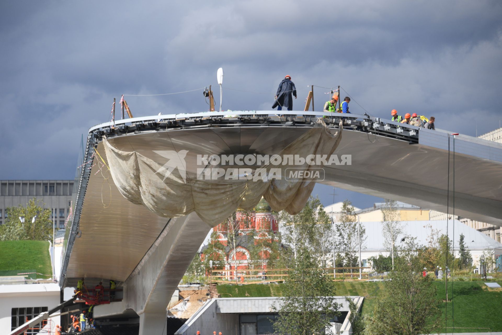 Москва. Строительство ландшафтного парка `Зарядье`.