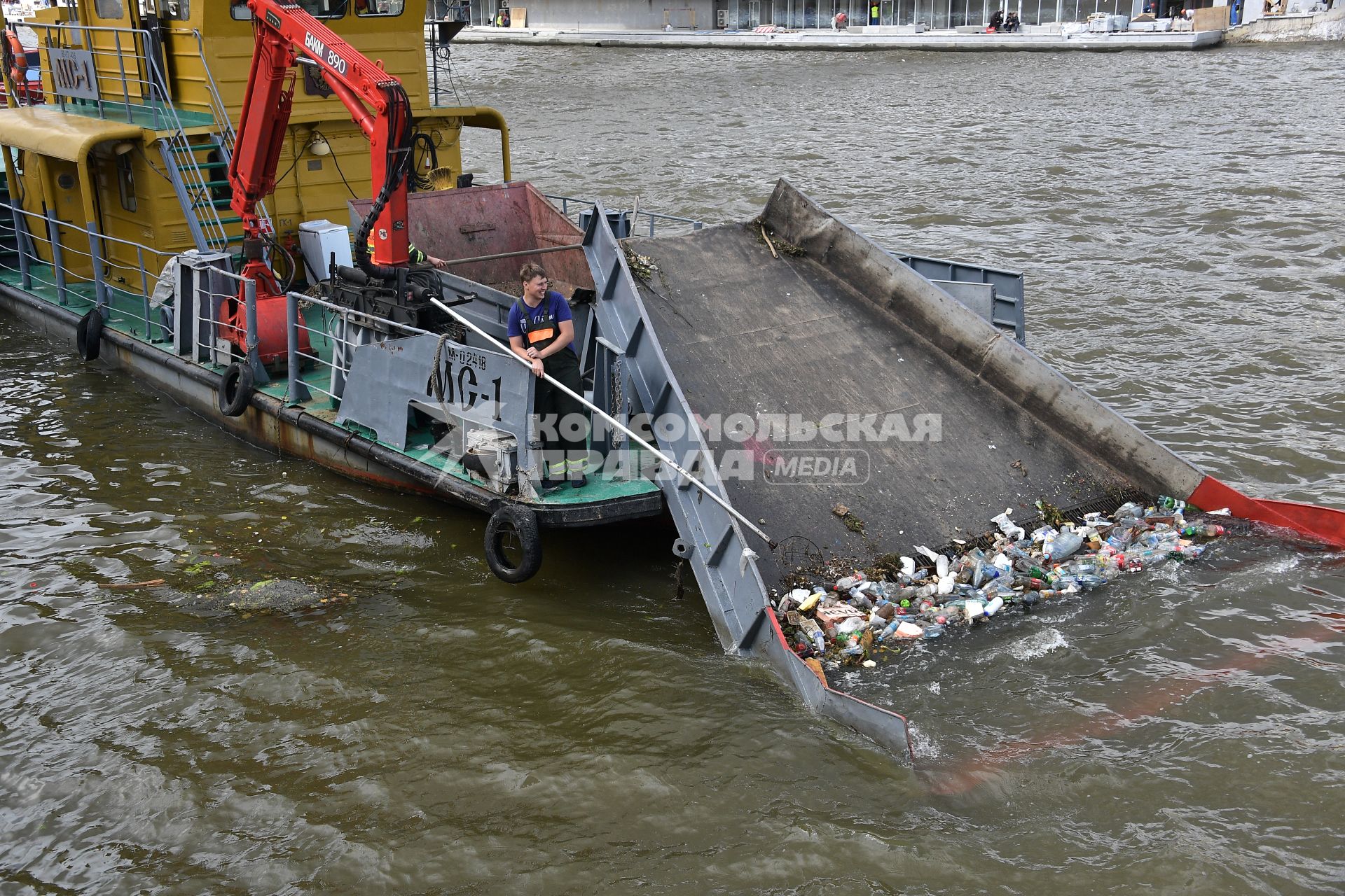 Москва.   Очистка  реки  от мусора  в районе Москворецкой набережной.