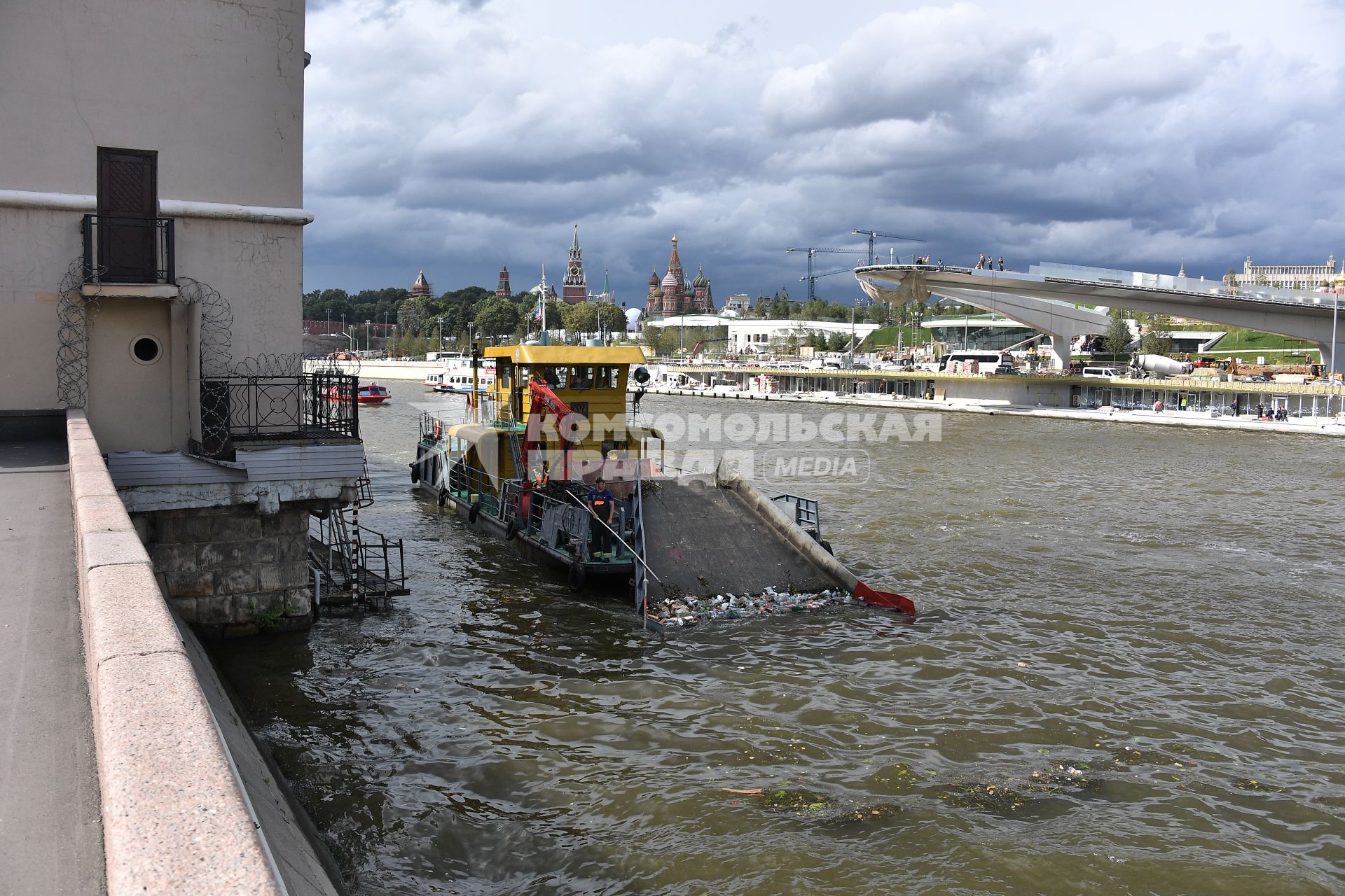 Москва.   Очистка   от мусора  в районе Москворецкой набережной.