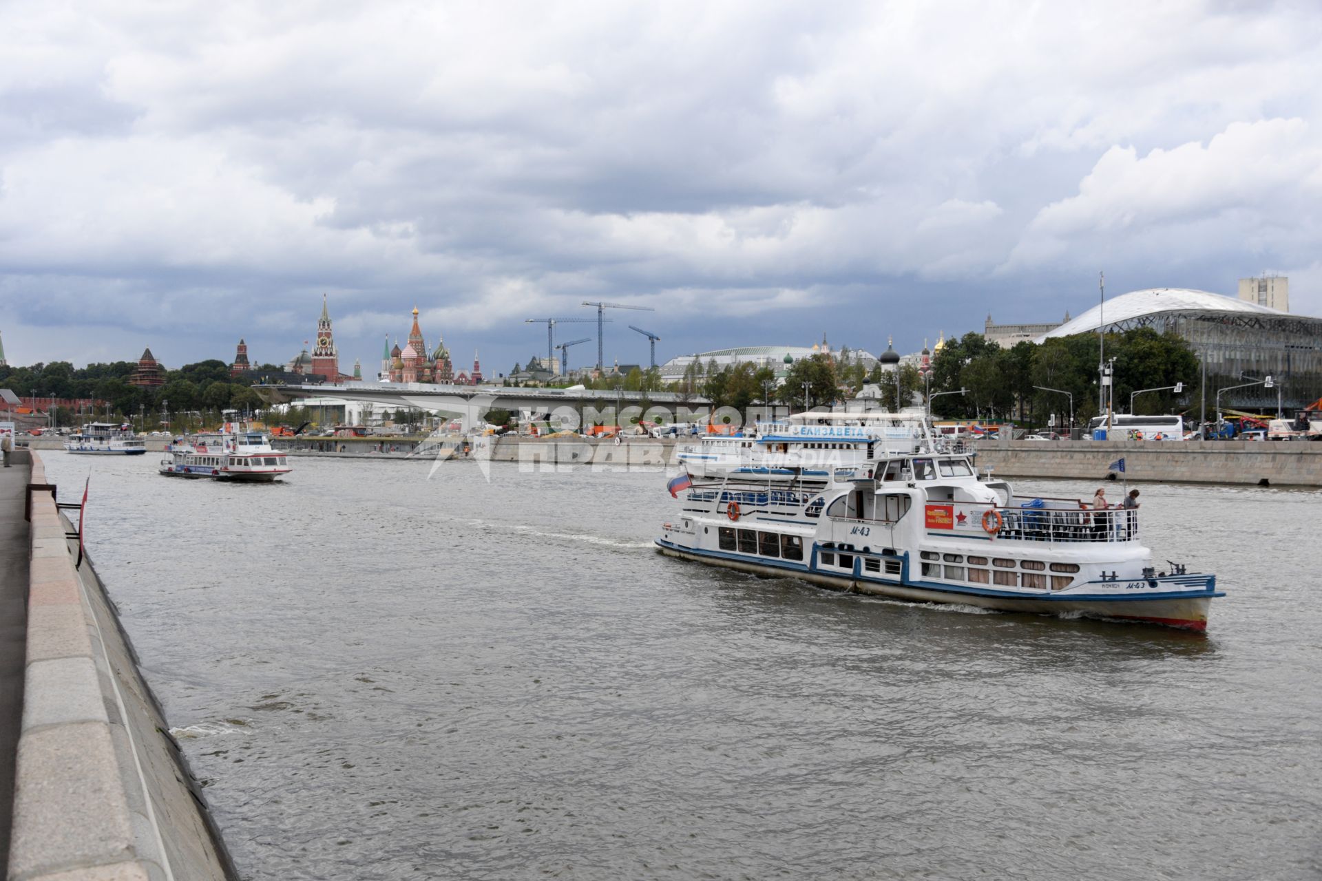 Москва.  Вид на  Москва-реку.