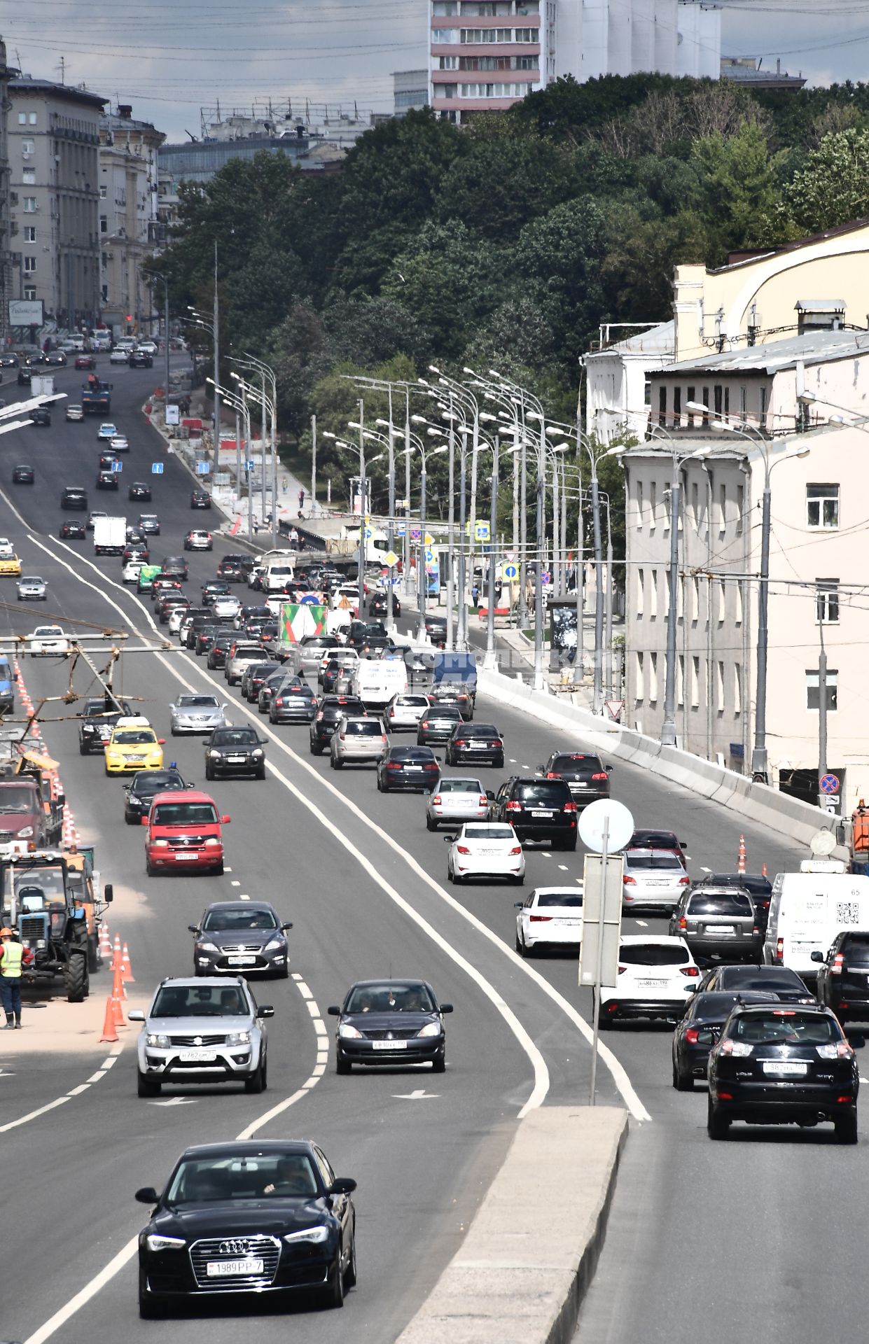 Москва. Автомобильное движение на Садовом кольце.