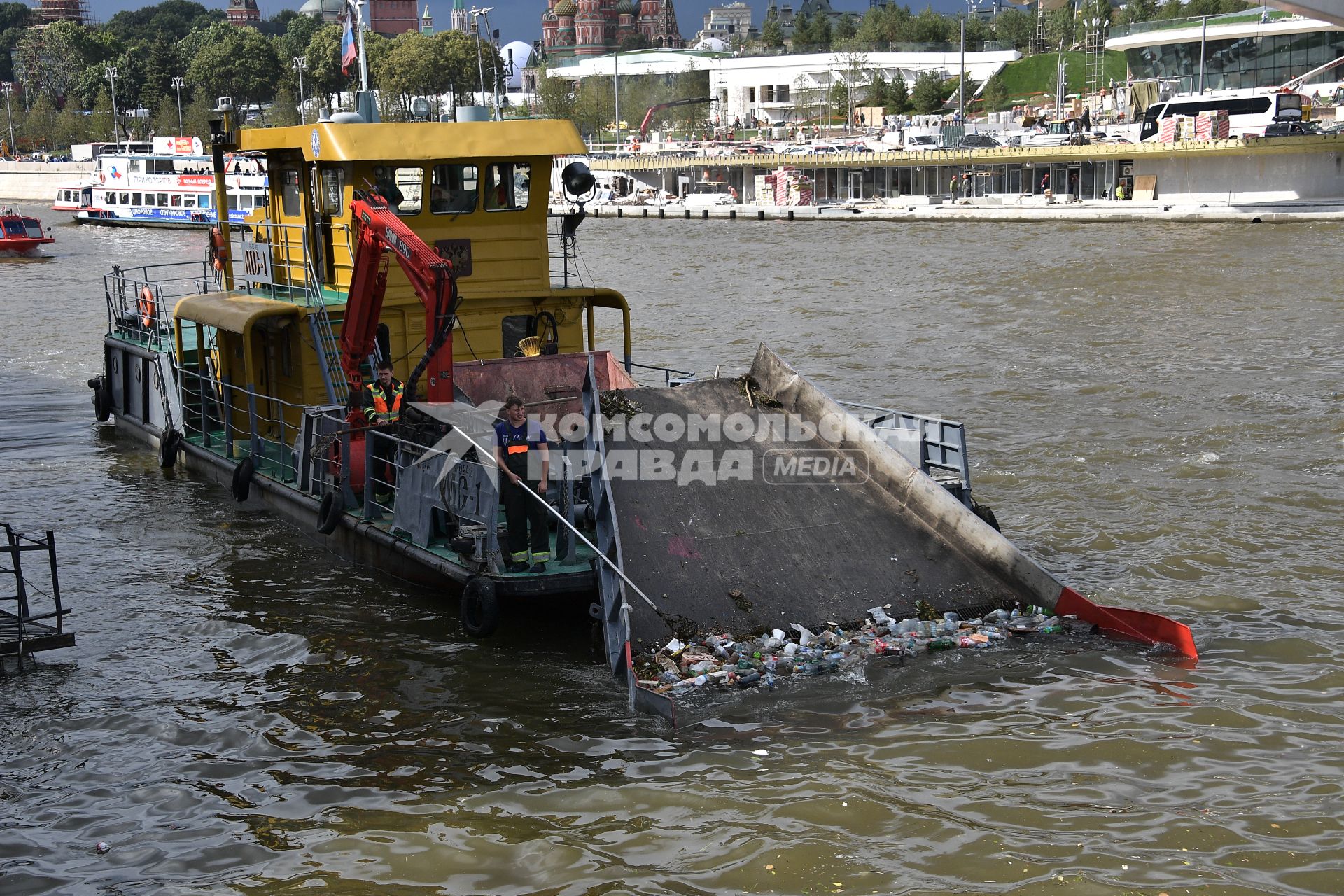 Москва.   Очистка  реки  от мусора  в районе Москворецкой набережной.