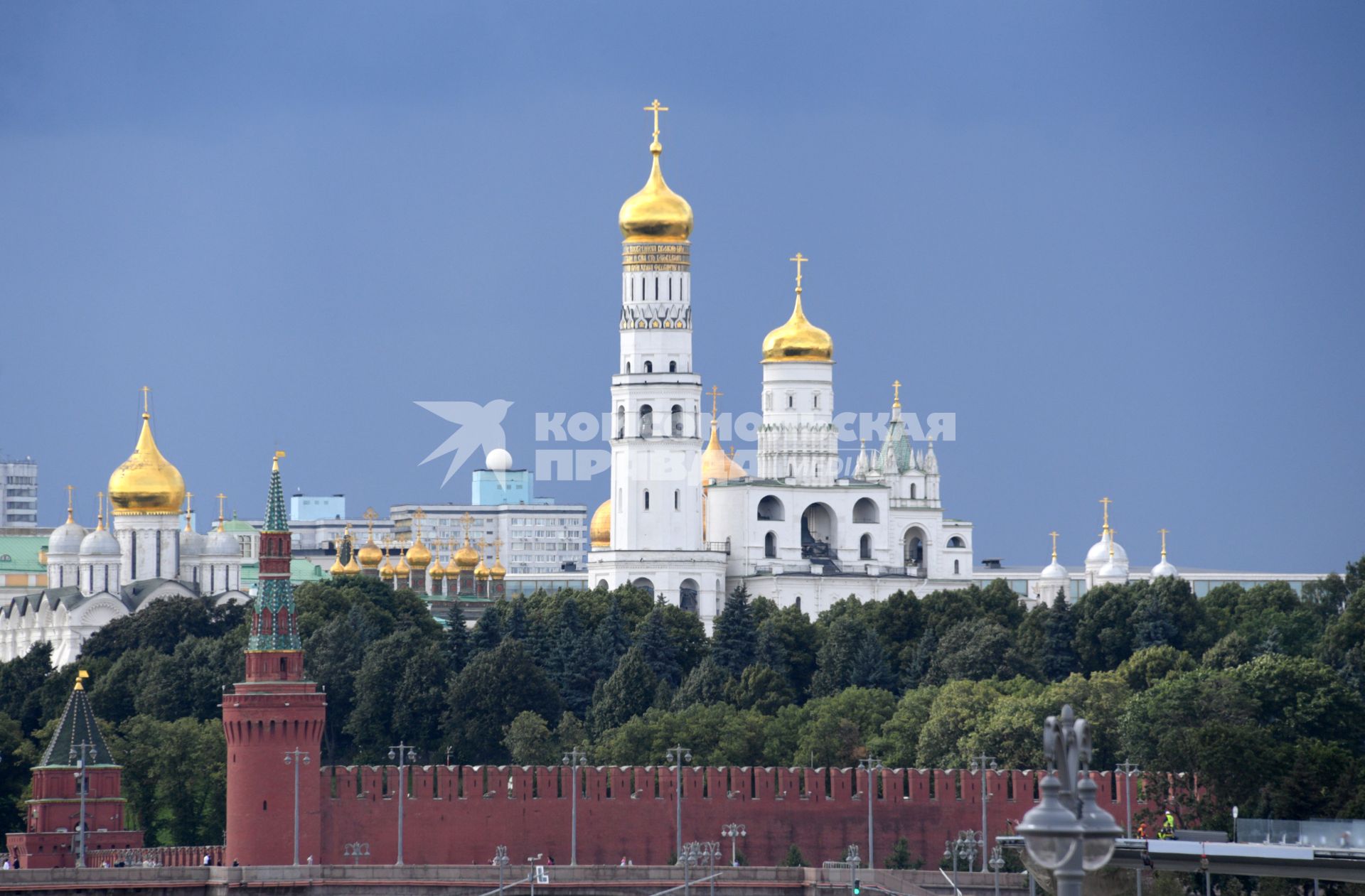 Москва.   Вид на Кремль ,Успенскую звонницу и колокольню Ивана Великого.