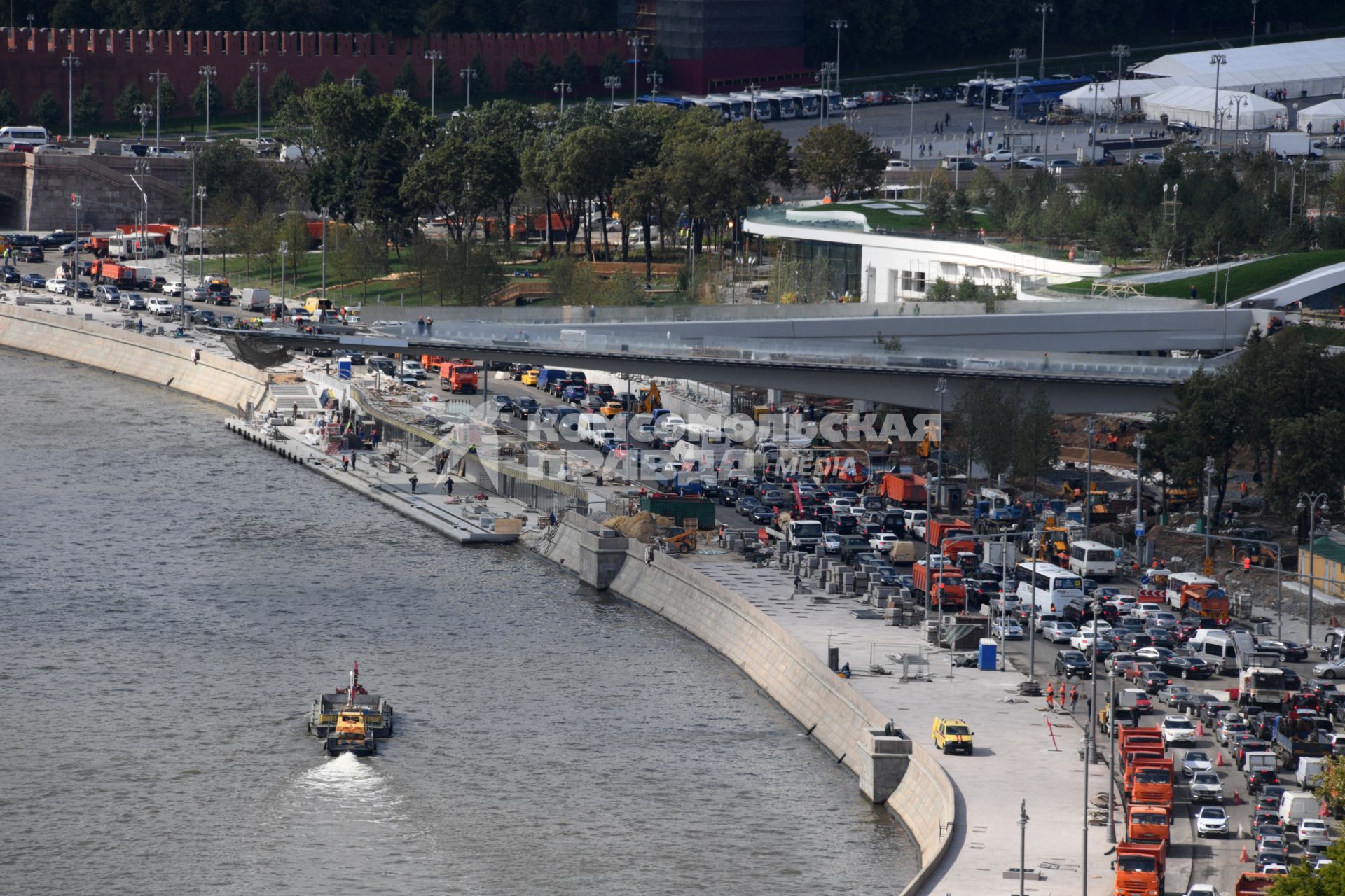 Москва. Строительство ландшафтного парка `Зарядье`.