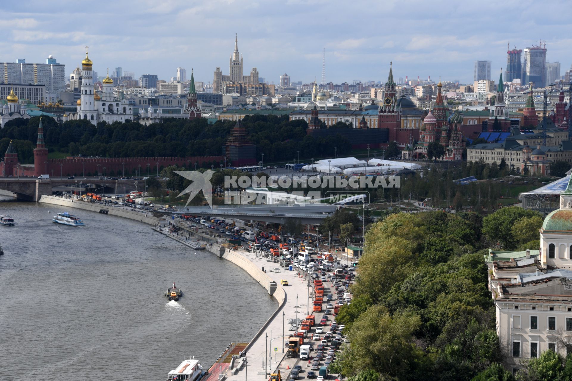 Москва.  Вид на Кремль и  строительство ландшафтного парка `Зарядье`.