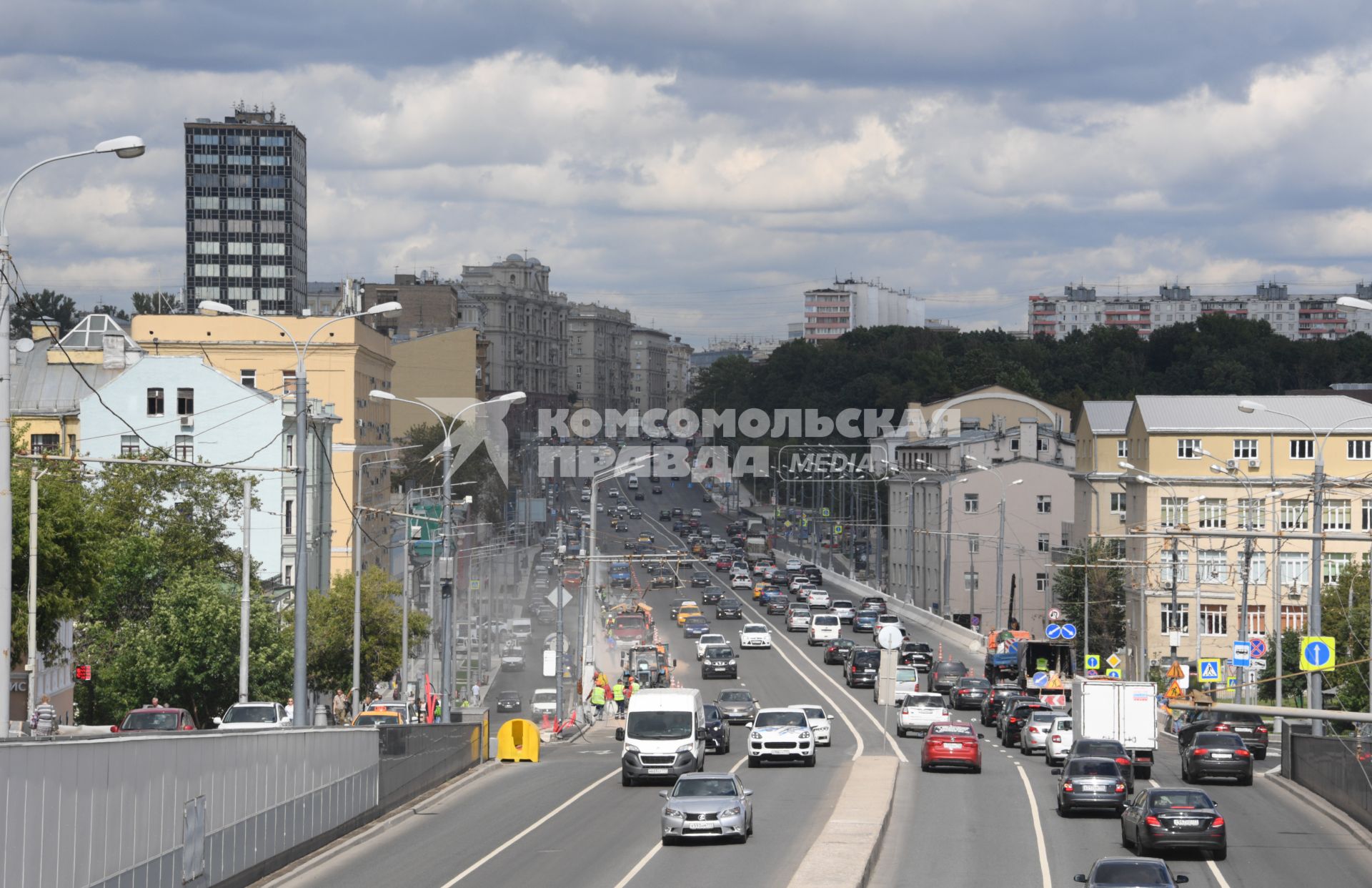 Москва. Автомобильное движение на Садовом кольце.