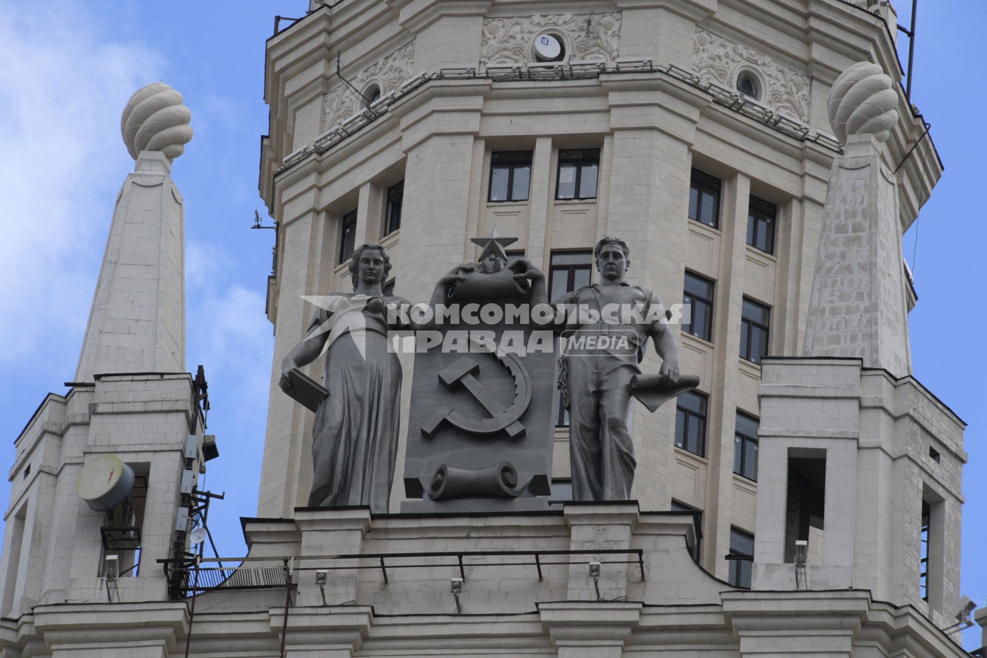 Москва. Скульптуры на высотном  здании  на Котельнической набережной.