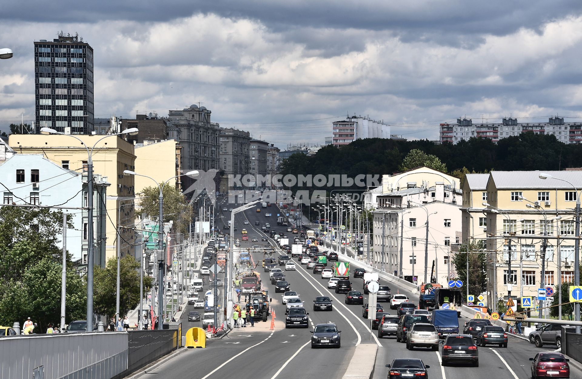 Москва. Автомобильное движение на Садовом кольце.