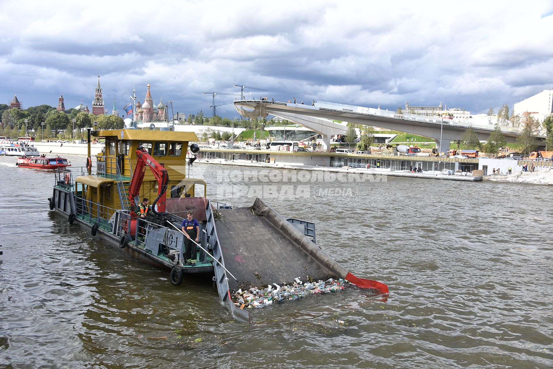 Москва.   Очистка  реки  от мусора  в районе Москворецкой набережной.