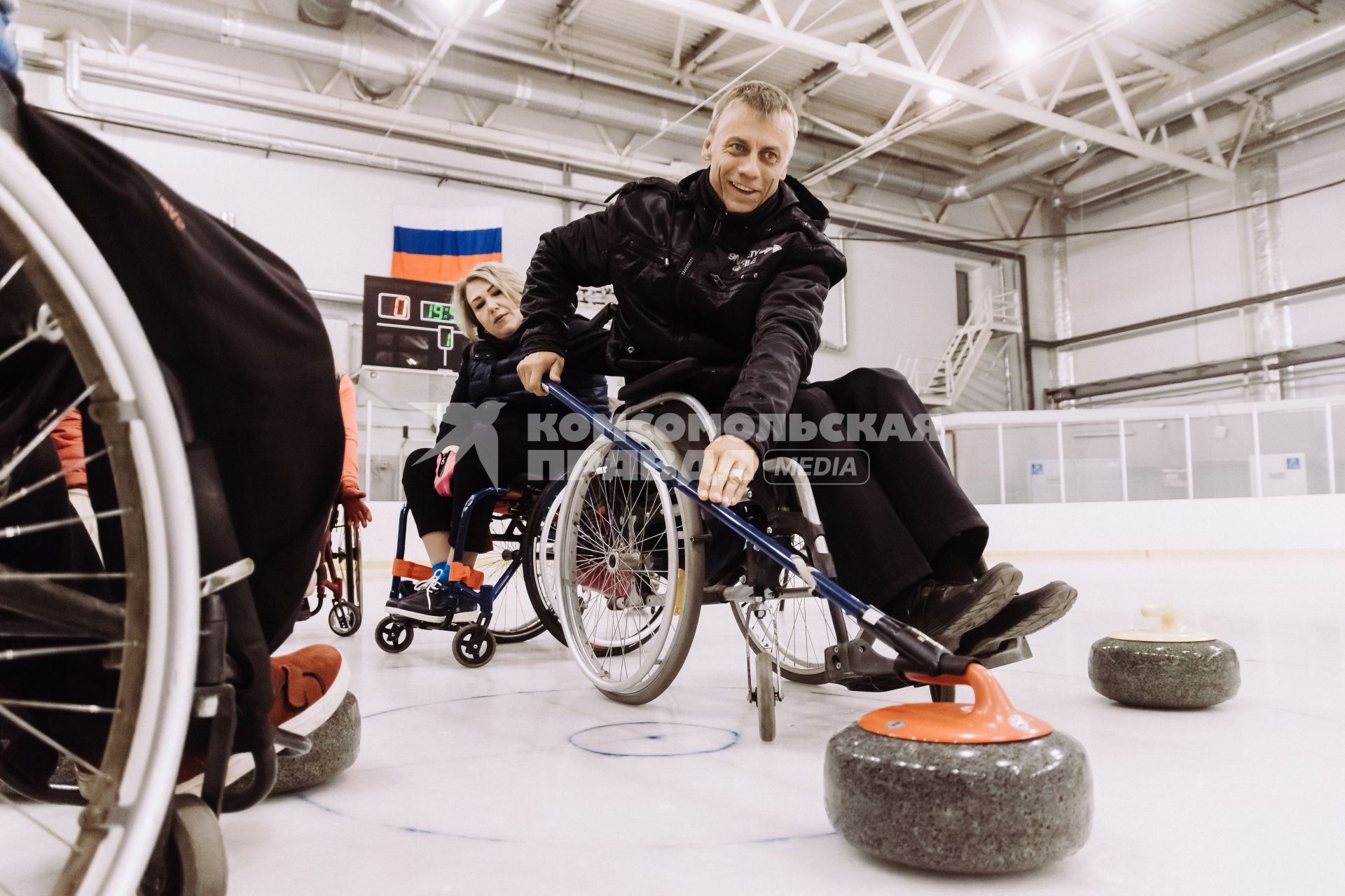 Самара. Тренировка команды по керлингу на инвалидных колясках.