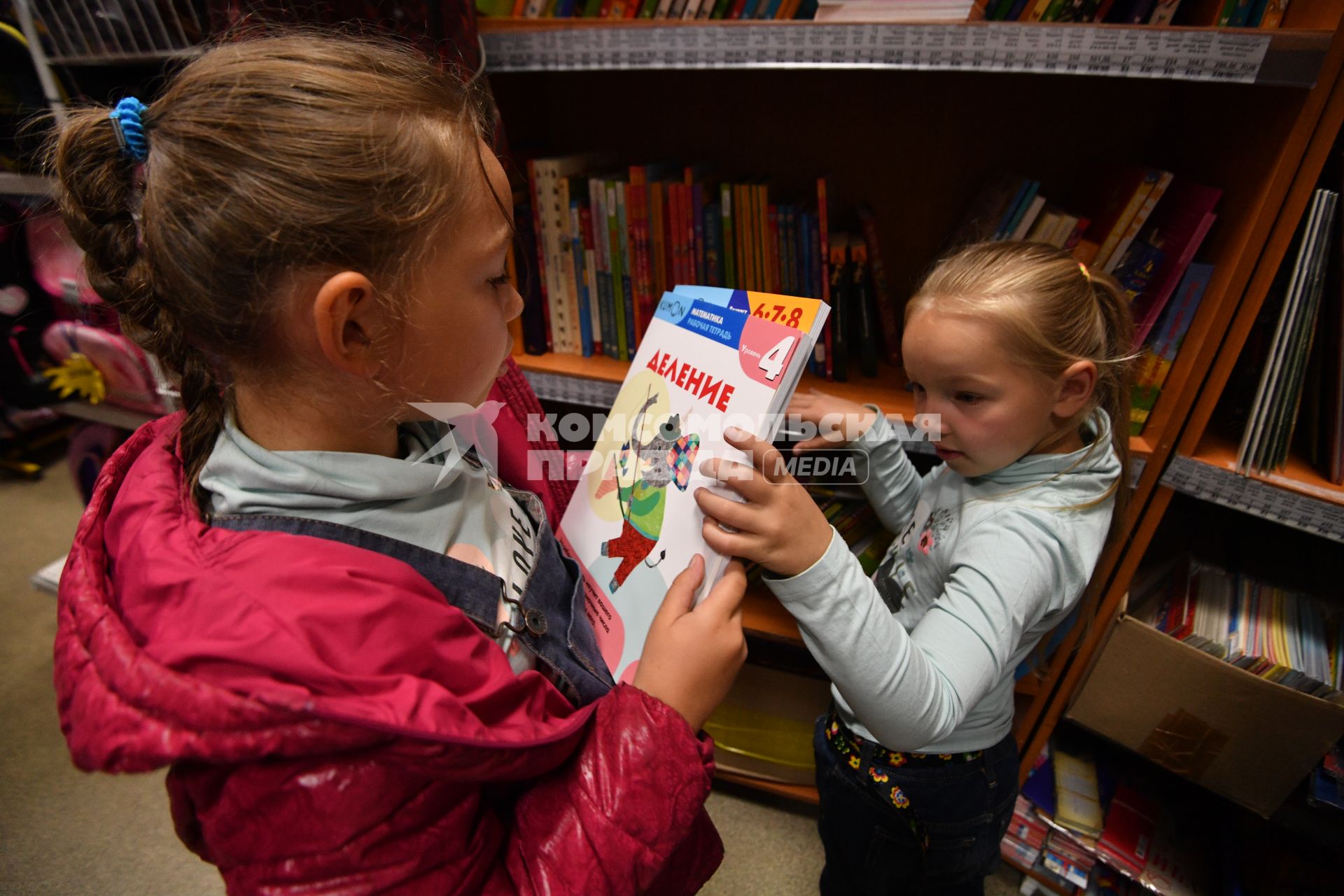 Москва. Девочки в торговом зале магазина `Школьник ` на Новослободской улице.