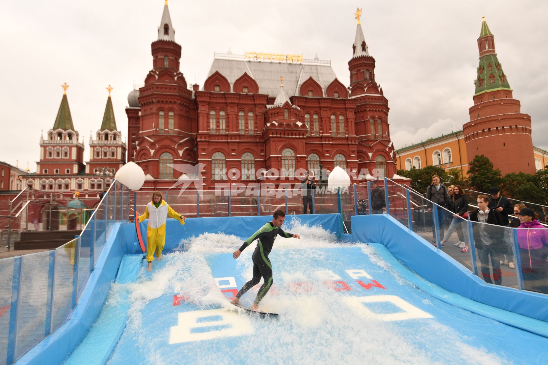 Москва. Вейкбордисты в бассейне вейк-парка на площади Революции.