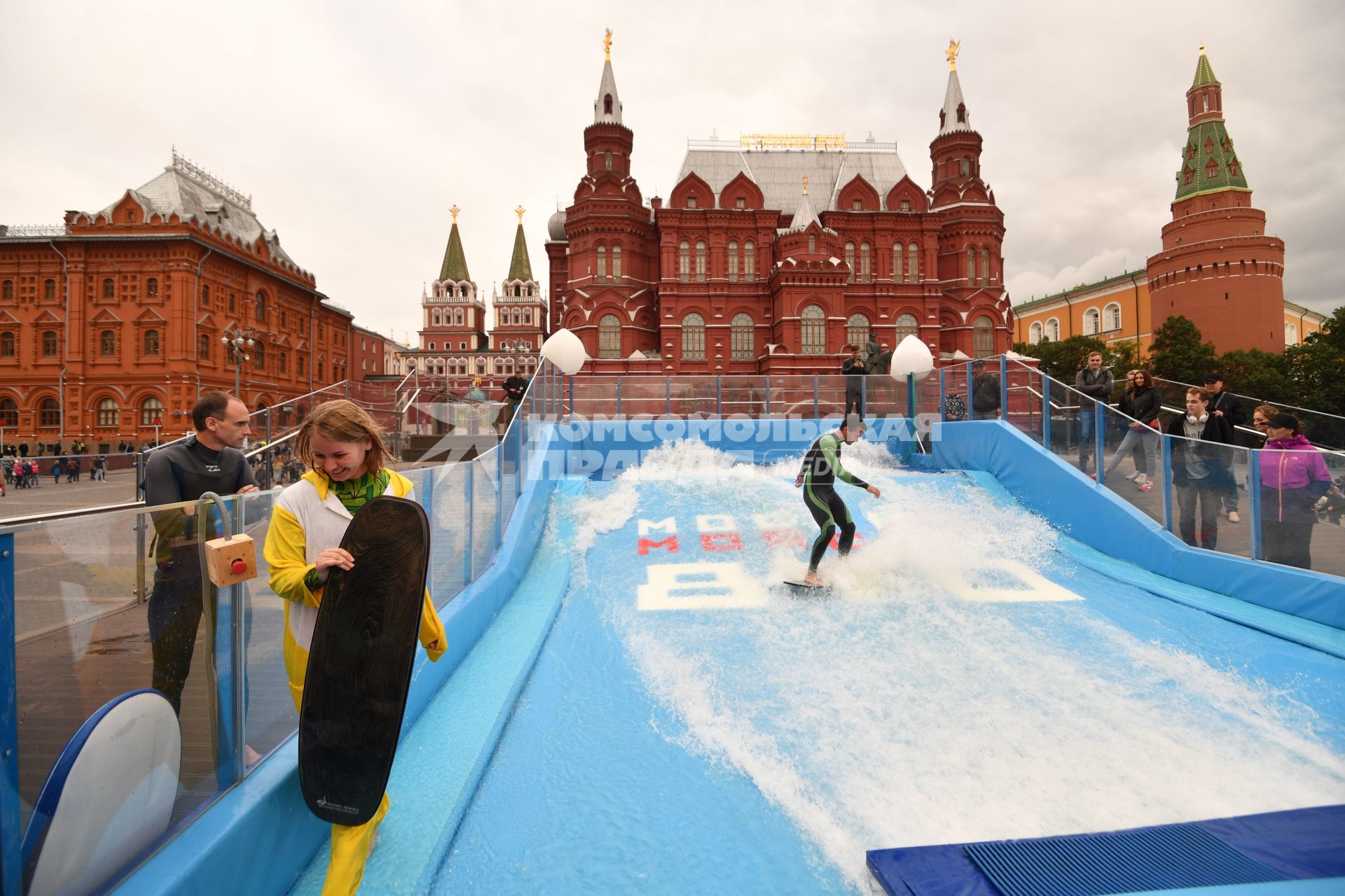 Москва. Вейкбордисты в бассейне вейк-парка на площади Революции.