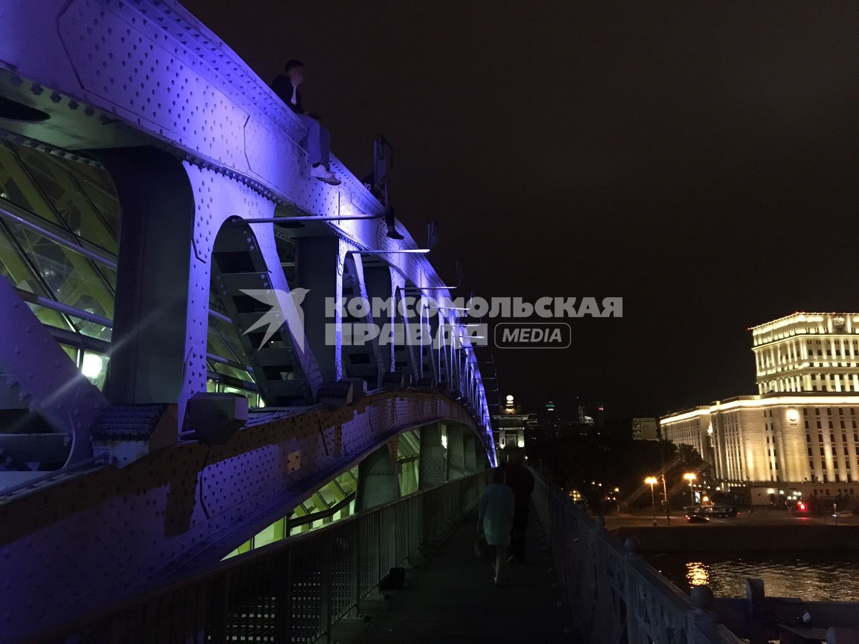 Москва. Молодежь сидит на арках Андреевского моста.