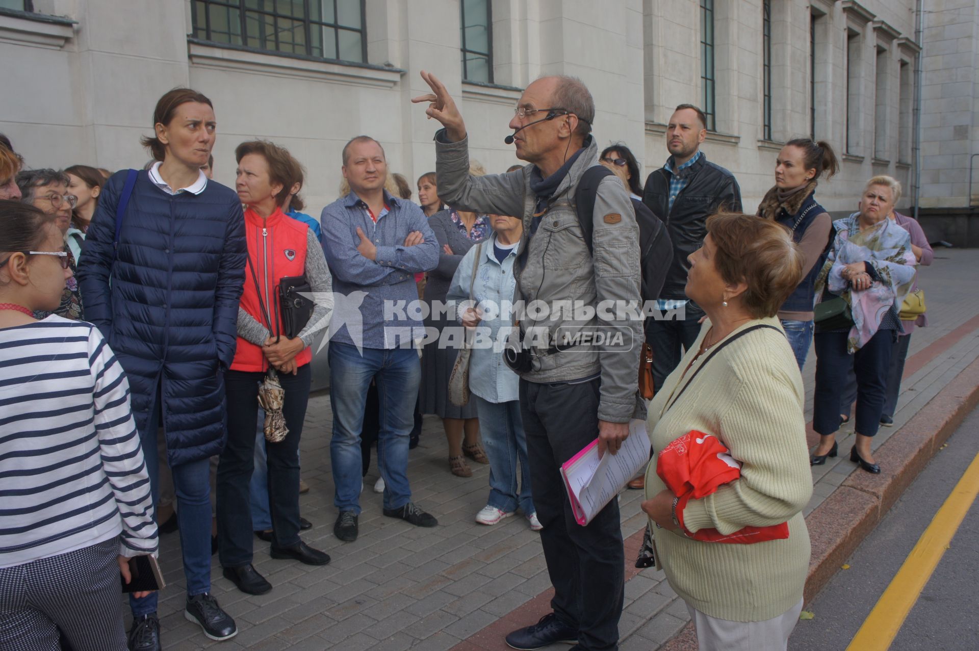 Москва. Гид Сергей Рахманинов во время проведения пешеходной экскурсии по центру города.