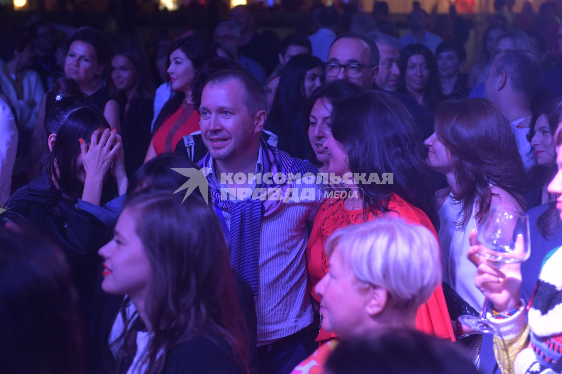 Сочи.  Актеры Евгений Миронов на концерте Zorkiy & the Ladies в рамках XXVIII Открытого российского кинофестиваля `Кинотавр`.